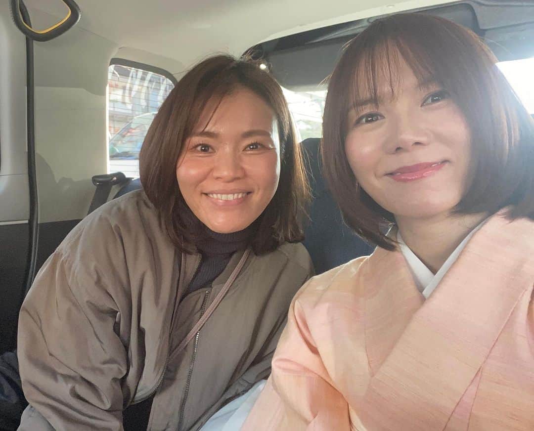 半崎美子のインスタグラム：「ファンクラブの年賀状撮影でした。 2024年を皆様と健やかに招きたい。新年のつもりで撮影をしておりました。ヘアメイクの上野さんと。  そして本日よりハンザキスト倶楽部の会報誌が、会員の皆様のお手元に順次届いているはずです。 北海道ツアーの舞台裏からFCツアーまで隙間なく詰め込みました。お楽しみに📮  #ハンザキスト倶楽部  #半崎美子」