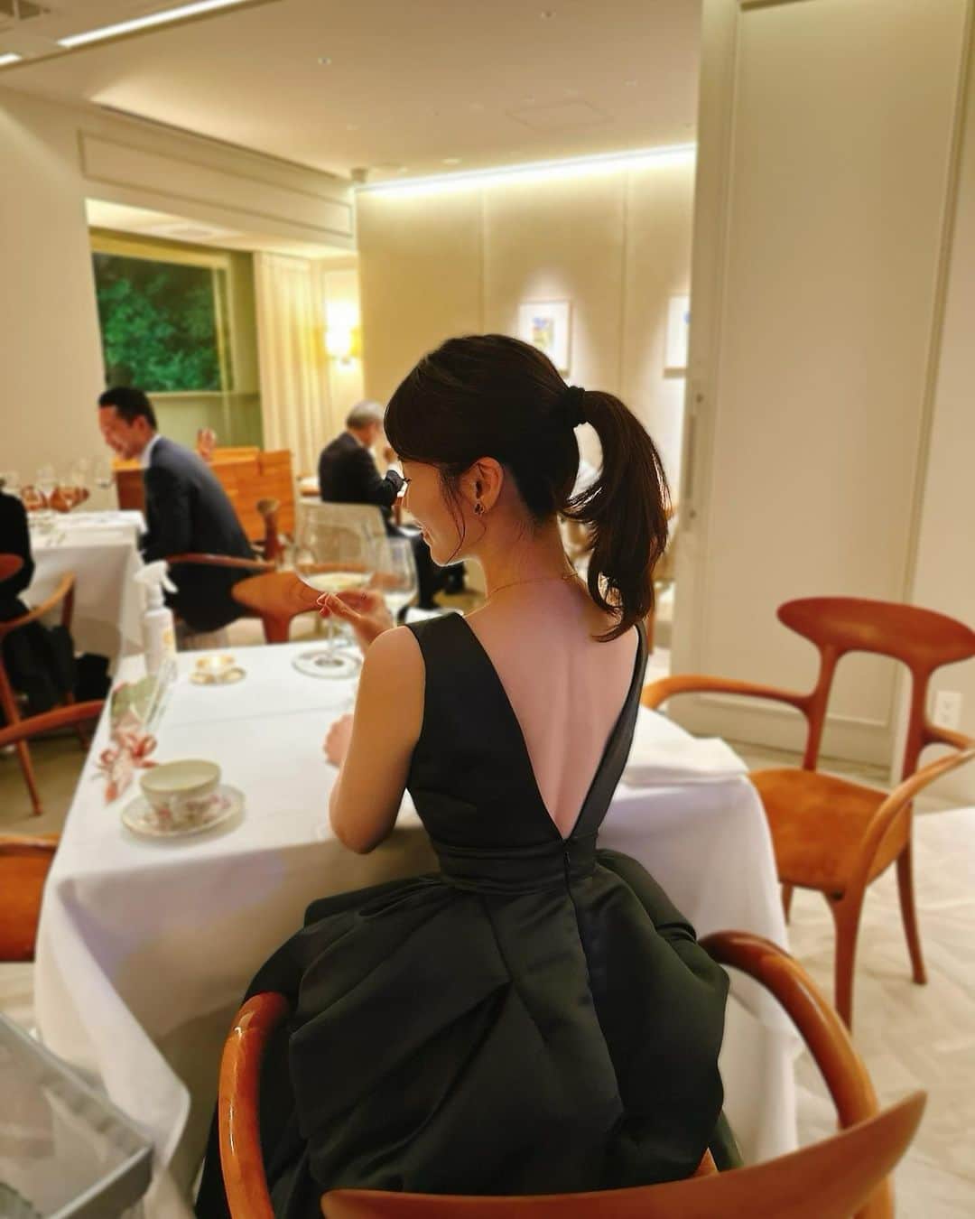 伊藤京子さんのインスタグラム写真 - (伊藤京子Instagram)「. 先日は誕生日のお祝いで食事へ🥂 届いてから、特別な日に着ようと楽しみにしていた　@__keisuzuki__ のドレス、ヘレナを着ていきました🥰  背中の開き具合はいざ着るとなるとちょっぴり恥ずかしかったけど😂 適度な緊張感があると自然と背筋も伸び、 美味しい食事と共に非日常の空気感も味わうことができました✨ . . . @atelier_keisuzuki #ケイスズキ#ヘレナ #お誕生日ディナー」11月29日 20時45分 - kyoko_ito1128