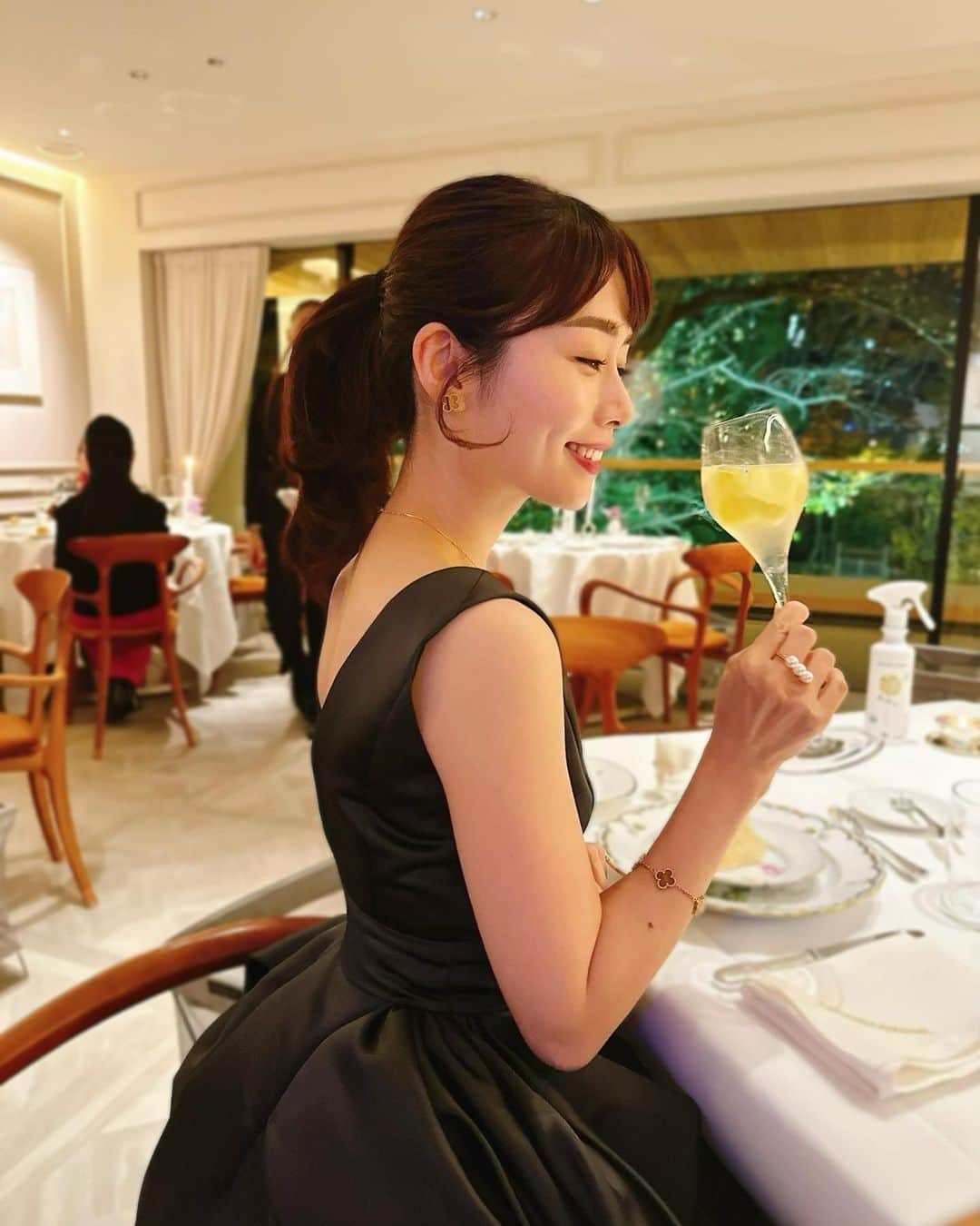 伊藤京子さんのインスタグラム写真 - (伊藤京子Instagram)「. 先日は誕生日のお祝いで食事へ🥂 届いてから、特別な日に着ようと楽しみにしていた　@__keisuzuki__ のドレス、ヘレナを着ていきました🥰  背中の開き具合はいざ着るとなるとちょっぴり恥ずかしかったけど😂 適度な緊張感があると自然と背筋も伸び、 美味しい食事と共に非日常の空気感も味わうことができました✨ . . . @atelier_keisuzuki #ケイスズキ#ヘレナ #お誕生日ディナー」11月29日 20時45分 - kyoko_ito1128