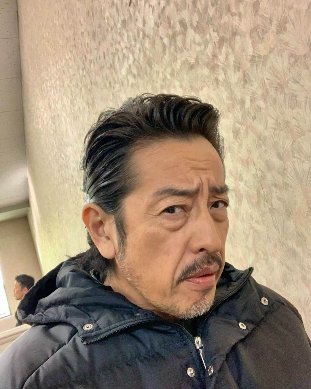 木村圭作さんのインスタグラム写真 - (木村圭作Instagram)「ステキなヘアスタイルに仕上げてもらいました。 ベンチコートの下はほぼ裸！😆 タトゥーも入れたよ。シールだけど。😆 情報解禁になるまで少々お待ち下さい。 #ドラマ #地上波ドラマ」11月29日 20時37分 - keisakukimura