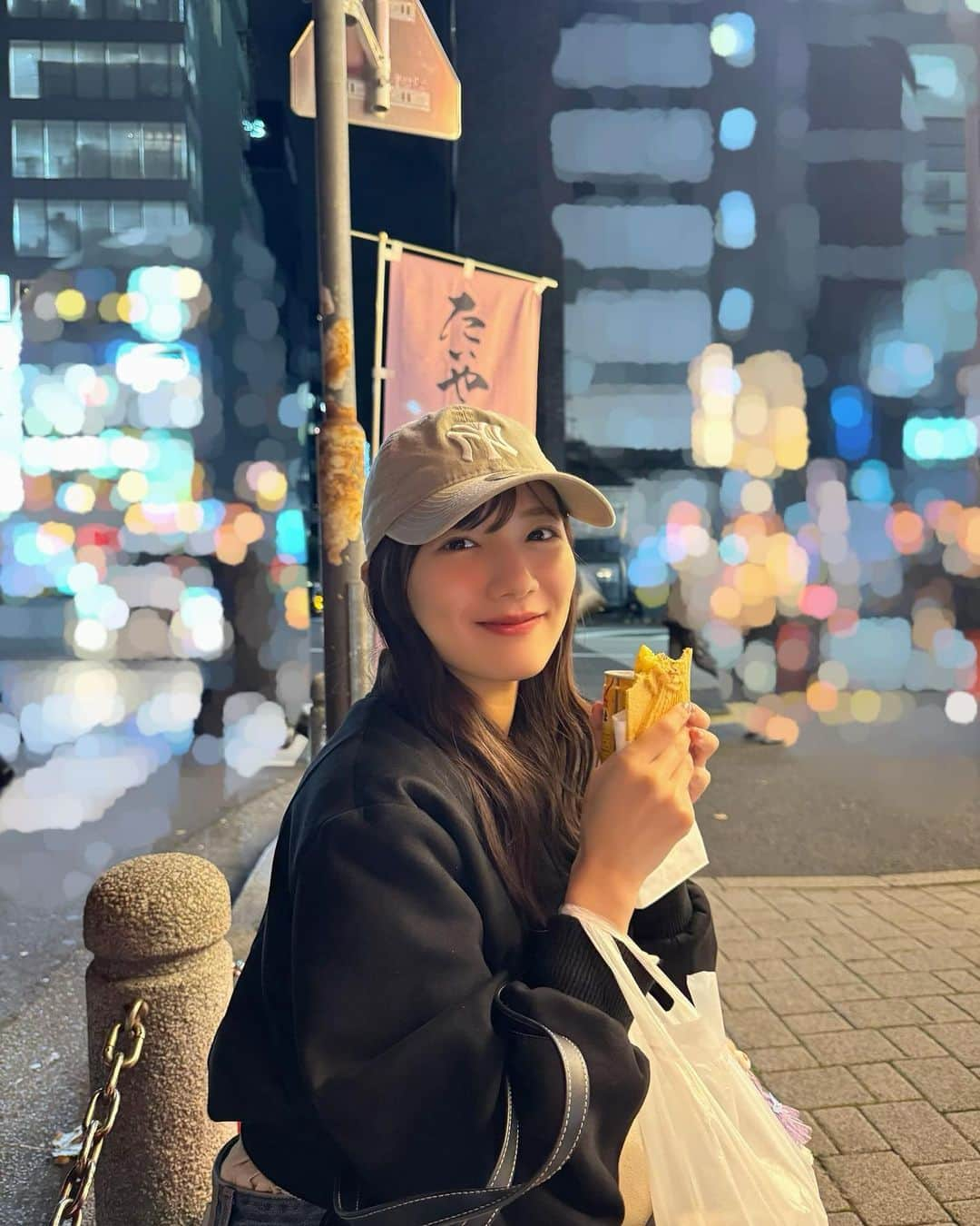 河田陽菜さんのインスタグラム写真 - (河田陽菜Instagram)「帰り道にたい焼き食べた！ 皆さんはたい焼き何味派ですか？ 私はカスタードが好きです😗  あや姉さん（@ayacheri._.official）が撮ってくださったんだ〜🫣🤍寄り道楽しかった〜。」11月29日 20時37分 - hina17_kawata