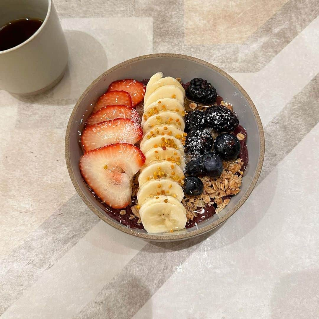 西村彩香さんのインスタグラム写真 - (西村彩香Instagram)「.  今になってどハマり中...🍓🫐🍌  おすすめしてもらった @asakara_goodstore で🧺  アサイーボウルも サンライズスピナッチも最高...😮‍💨🥪  神戸で美味しいアサイー情報待ってます🥹💌  #asakaragoodstore  #大阪カフェ #osakacafe  #アサイーボウル  #asaibowl」11月29日 20時38分 - leimoni_n