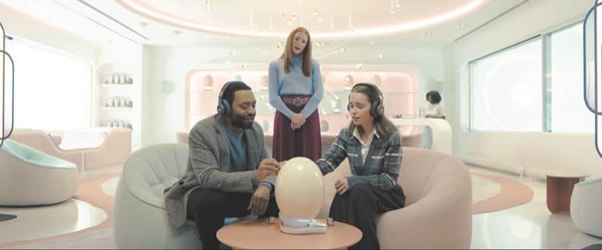 PARCOのインスタグラム：「⁡ 映画『ポッド・ジェネレーション』 ホワイトシネクイント他にて12/1(金)公開 @parco_cinequinto_official  ⁡ ー ⁡ ⁡ 卵型のポッドで赤ちゃんを育てる新時代の妊娠と向き合うカップルを描いたSFコメディドラマ。 ⁡ AIが発達した近未来のニューヨーク。ハイテク企業で働くレイチェルは、大企業ペガサス社が提案する新しい妊娠方法に心ひかれる。それは出産までの10カ月間、持ち運び可能な卵型ポッドで赤ちゃんを育てるというもの。しかし植物学者として自然界の多様性を守るべく日々奮闘しているパートナーのアルビーは、自然な妊娠を望んでいた。やがてペガサス社の子宮センターを見学したレイチェルはポッド妊娠への思いを募らせていき、アルビーも彼女のまっすぐな愛に突き動かされて一歩を踏み出すことを決意。2人はポッド妊娠だからこそ生じる不安や困難に悩みながらも、手を取り合って進んでいく。 ⁡ 「ゲーム・オブ・スローンズ」のエミリア・クラークが主演を務め、製作総指揮にも名を連ねる。パートナーのアルビー役に「それでも夜は明ける」のキウェテル・イジョフォー。「ボヴァリー夫人」のソフィー・バーセスが監督を務めた。 ⁡ ー ⁡ 原題：The Pod Generation 監督：ソフィー・バーセス 出演：エミリア・クラーク、キウェテル・イジョフォー、ロザリー・クレイグ、ビネット・ロビンソン、ジャン＝マルク・バール、キャサリン・ハンター 他 作品データ	2023年製作／111分／G／ベルギー・フランス・イギリス合作 配給：パルコ 公式サイト：https://pod-generation.jp/ ⁡ (C)2023 YZE – SCOPE PICTURES – POD GENERATION」