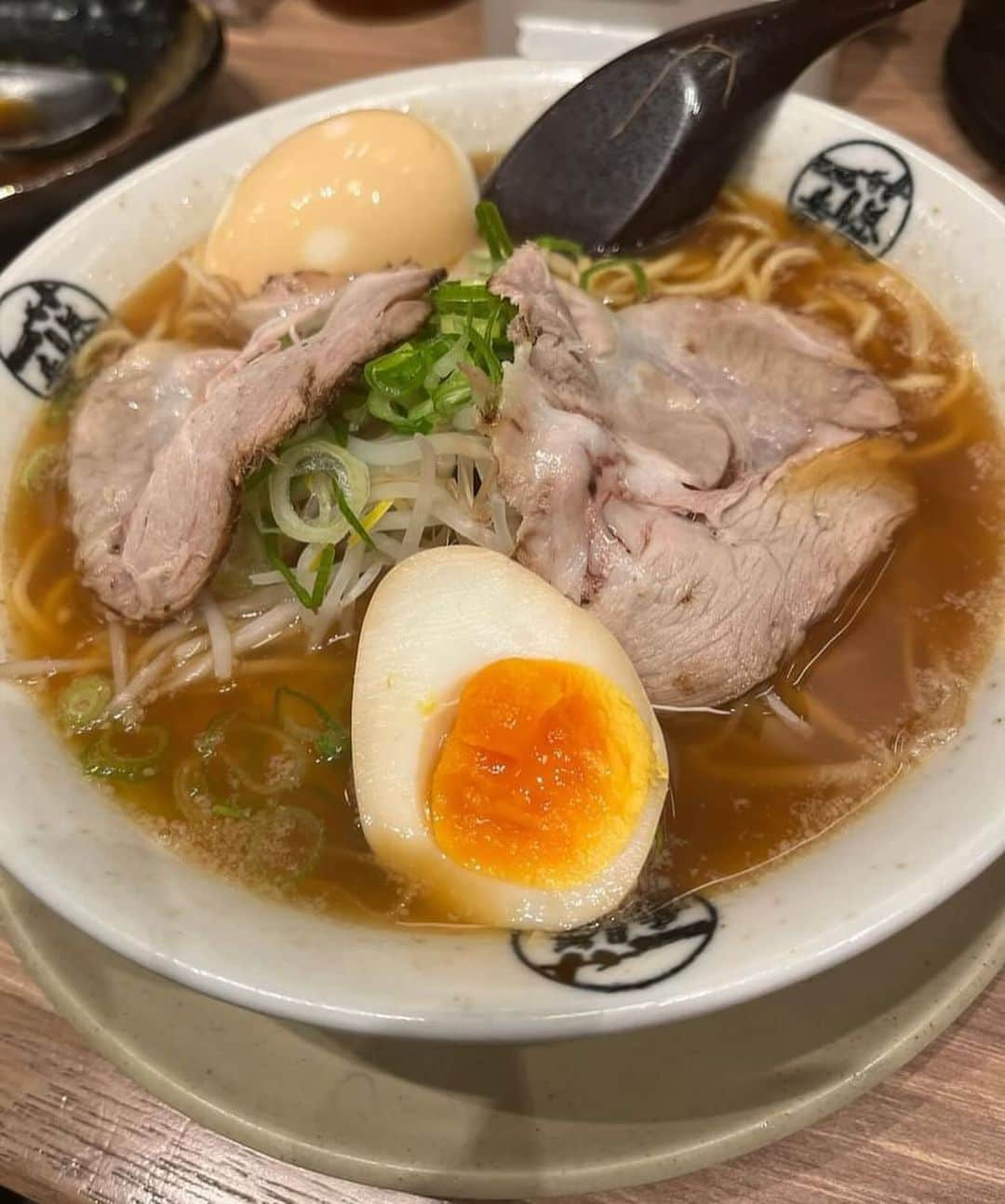 波谷柚希さんのインスタグラム写真 - (波谷柚希Instagram)「ラーメンで有名な藤一番に 飲みに行ってみた〜！！！！🍺  私今までほんとに ラーメンのイメージしか無かったんだけど、 なんとなんと夜の22時まで 生ビール、レモンハイ、ハイボールが 190円なの！！！！(もうほぼずっとじゃん  すごくない！？🥺🥺 どんだけでも飲める笑  これは一軒目に行く順番変わる、！🥹✨  もちろんサイドも美味しいし、 締めのラーメンまで 一軒で完結してしまう😂笑  なのにコスパ良すぎて とっても良かった〜！！💓  飲み屋としてきたつもりなのに 結局ラーメン食べちゃいましたとさ🍜  また行こっと🙋‍♀️  🏠 愛知県名古屋市中区栄3-13-1 　南呉服町ビル１F 藤一番住吉店  PR @fujiichiban_official #栄グルメ #藤一番住吉店 #藤一番 #名古屋栄グルメ　#グルメ好きな人と繋がりたい #栄　#栄グルメ　#飲み　#愛知グルメ　#グルメ #グルメ女子」11月29日 20時40分 - yuzu_p73