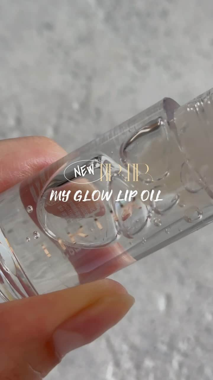 津久江麻由のインスタグラム：「TIRTIR の MY GROW LIP OIL 💭🤍  オイルなのにベタつきが少ないから、とっても使いやすい！  ミントとラベンダーが新色で追加されたんだけど、(私はラベンダー持) 香りに癒されて、さっぱりなのにガラスのような光沢🪞  さっぱりした保湿感、ひんやり感が欲しい方はミント 高保湿だからぷるんッな唇になれる〜！ ハニーはさっぱりした保湿感、安らぎケアが必要な人におすすめ！ 色がついてないから、リップの上からグロスとして塗ると 本っ当にかわい〜よ🩰🩷  是非試してみて〜💭　🤍 ┈┈┈┈┈┈┈┈┈┈┈┈┈┈┈┈┈┈┈ 📍@mayu_tsukue ⿴ 𝟷𝟼𝟼𝚌𝚖 𝟽𝟻𝚔𝚐 ⇢ 𝟺𝟾𝚔𝚐 ˋˋ只今𝟻𝟹𝚔𝚐ˊˊ ❪ − 𝟸𝟽 𝚔𝚐 の減量達成！ ❫ 𓊱只今𝟻𝟹𝚔𝚐です。ダイエット中！ ⿴双子ママ 👶🏻ིྀ👶🏻ིྀ ⿴ニキビ大量にありました! (ニキビ再発→完治→ニキビ跡❤️‍🩹) ↳ 美容医療・スキンケア・ダイエット・双子・愛犬についてストーリーで発信しています🖇️📢💬 ⁡ ┈┈┈┈┈┈┈┈┈┈┈┈┈┈┈┈┈┈┈┈ ⁡  #PR #TIRTIR #ティルティル #マイグロウリップオイル #高保湿リップオイル #うる艶リップオイル #ガラスツヤ #ラベンダー #ハニー #韓国コスメ #韓国メイク  #リップマニア #リップクリーム #グロス #唇膏 #唇彩 #化妝教學」