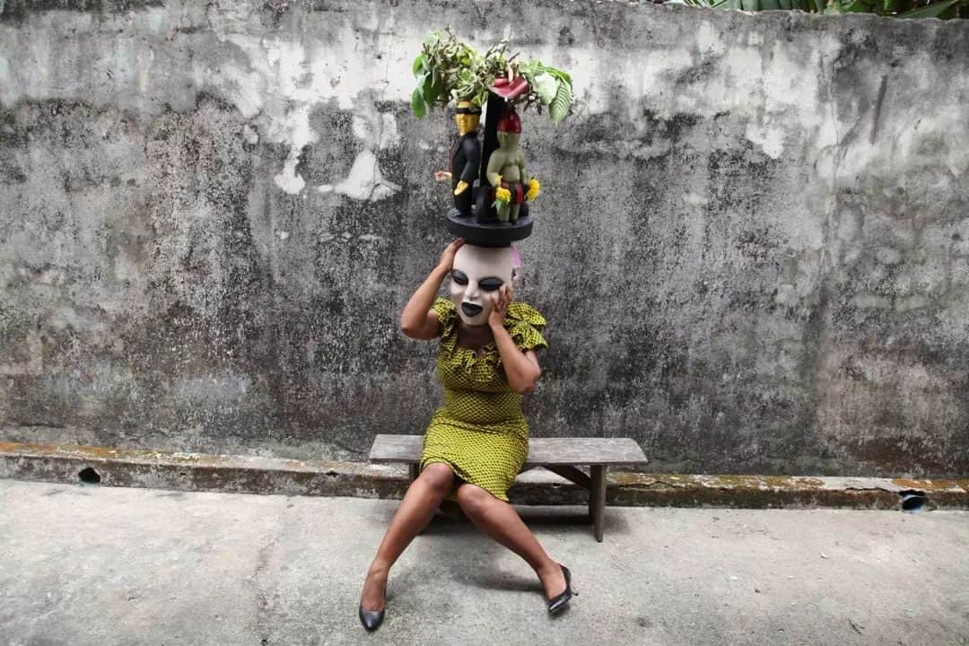 テート・ギャラリーのインスタグラム：「Masks are a significant part of African cultural heritage, playing an important role in ritual and ceremonial performances across many regions. By putting on a mask, performers enter a sacred realm between the living and ancestral worlds. ✨   In 'Worrying the Mask' 2020, Zina Saro-Wiwa interrogates the use of masks to represent communities and cultures in her ancestral homeland, Ogoniland. While women traditionally do not get involved with masquerade, the artist decided to commission a mask to challenge this tradition. @zswstudio   'Whenever you ask people why masquerade exists, they say it is about social cohesion, about honouring the land and healing. I as an Ogoni, albeit one that grew up in the UK and lived in America, wanted to see if this practise could heal me too. [...] I am still trying to understand if the mask heals or not but becoming one with a community that I am supposed to have “transcended” and planting myself in its soil has done wonders for my soul.' - #ZinaSaroWiwa 🌱  📸 Zina Saro-Wiwa, From The Invisible Man series 2015 Courtesy of the artist and Tiwani Contemporary © Zina Saro-Wiwa #AWorldInCommon  🎟️ See Sora-Wiwa's work on display in A World in Common: Contemporary African Photography at Tate Modern. The exhibition follows artists across the many landscapes, borders and time zones of Africa to reveal how photography allows the past and the future to co-exist in powerful and transformative ways. Until 14 January.」