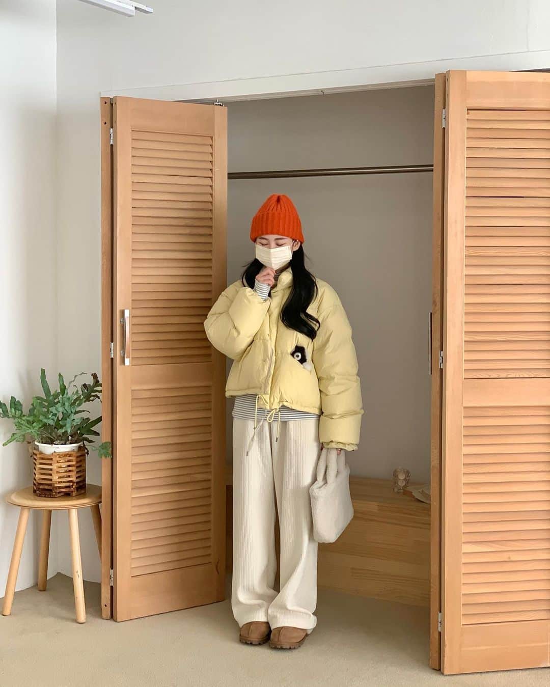 +82 경현のインスタグラム：「귀여워🐻 #BITETHEBULLET#바잇더불렛  + 업데이트 현황은 @bitethebullet.co.kr 요 계정에서 확인가능하세요🧚🏻‍♀️  + 사진속의 코디는 댓글로 문의주시면 업데이트시 안내 다이렉트 보내드리고 있습니다🥳✨」