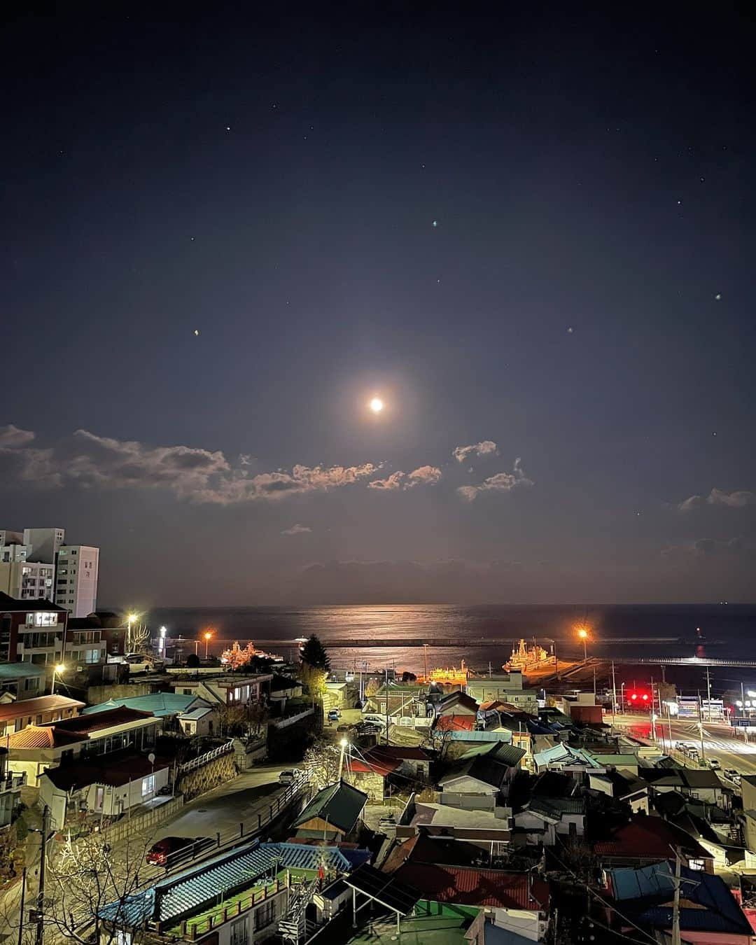 シン・ゴウンのインスタグラム：「눈호강하는  하루 .  🌕🌊🛳️」