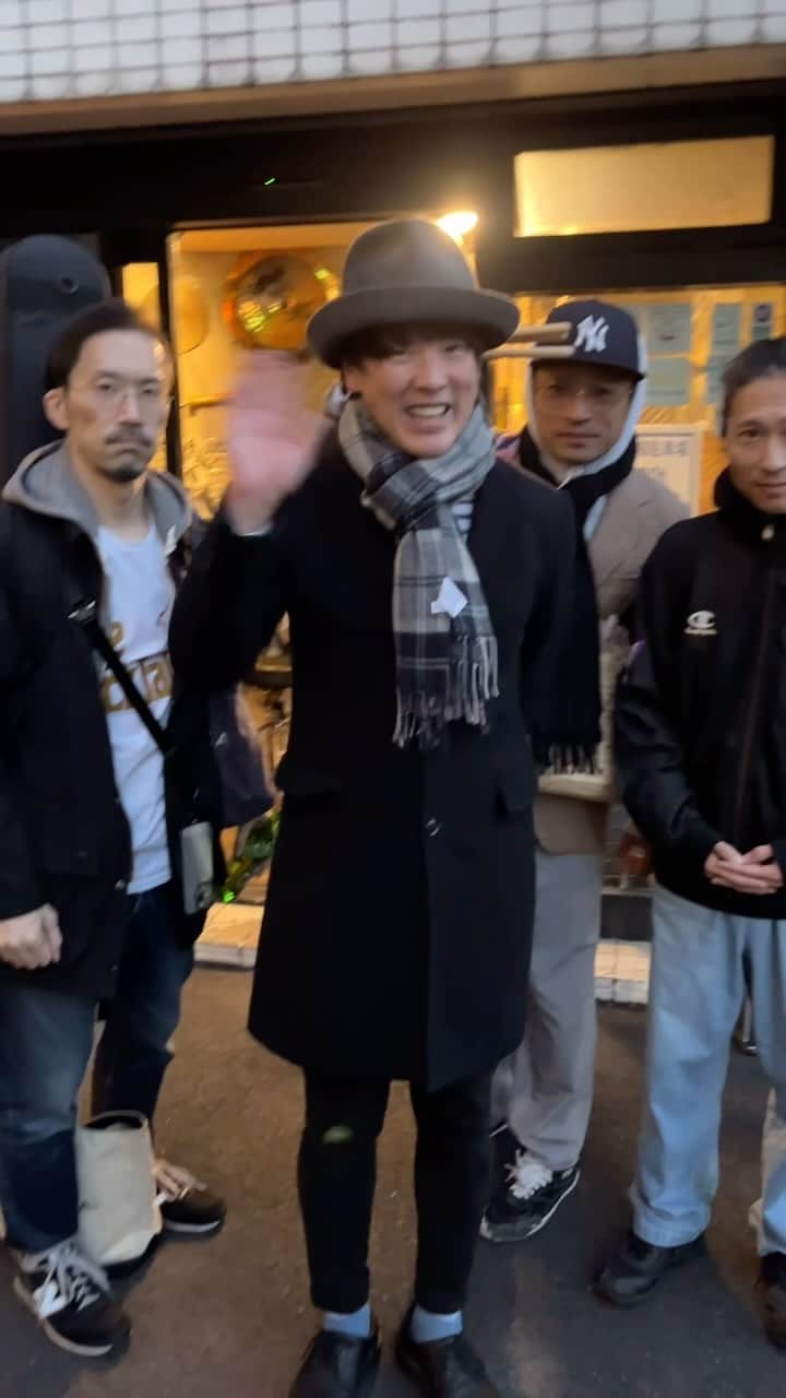 カジヒデキのインスタグラム：「12/6(水)にニューシングル『WE ARE THE BORDERS』を配信とCDでリリースします✨そしてその発売記クリスマスライブを、12/9(土)に代官山の晴れたら空に豆まいてで開催します！お昼はアコースティックセット、夜はバンドセットでやります🎉✨今日は第2部のバンドセットの初リハーサルでした。アッパーな曲ばかりなのでかなり疲れますが、最高に楽しかったです✨✨セットリスト、スゴく良いです！！1部、2部共にまだ前売りチケットご購入出来ますので、カジヒデキと仲間たちの2023年の熱い締めくくりを共に過ごしましょう🔥みんな遊びに来てね🌈🌈  2023.12.9 sat 代官山 : 晴れたら空に豆まいて カジヒデキ WE ARE THE BORDERS, VERY MERRY XMAS PARTY!! ~IVORY CAFE SPECIAL DAY & NIGHT  第1部  XMAS LIVE ACOUSTIC SET 13:00 open / 13:30 start 4,800円 ドリンク代別  出演 : カジヒデキ(Vo,Ag) / 堀江博久(Key,Cho) / NARI (Sax,Flu,Cho)  第2部  XMAS LIVE BAND SET 19:00 open / 19:30 start 4,800円 ドリンク代別  出演：カジヒデキ(Vo,Ag) / 堀江博久(Key,Cho) / 古川太一(Dr,Cho) / 佐藤寛(Eg,Cho) / 勝原大策(Ba)  チケットのご購入はこちらから→ https://mamekajihideki1209.peatix.com」