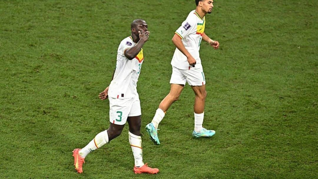 カリドゥ・クリバリさんのインスタグラム写真 - (カリドゥ・クリバリInstagram)「to Pape Bouba Diop,  brave Lion ♾️  #OnThisDay2020 🙏🏿 #OnThisDay2022 ⚽️  #MankoWutiNdamli #KK  🇪🇨 🆚 🇸🇳  #worldcup」11月29日 20時48分 - kkoulibaly26