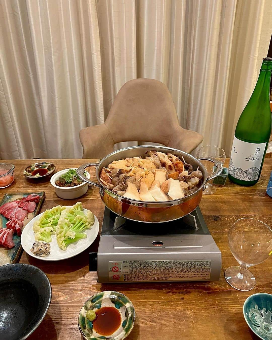 椎名美月さんのインスタグラム写真 - (椎名美月Instagram)「・ おでん始め🍢  十種類の具材  大根 たまご ちくわ はんぺん 餅巾着 牛すじ 糸こんにゃく 厚揚げ さつま揚げ （たこ天・とびうお天）  以前買って冷凍していた1キロの牛すじ。 おでん用は串刺しして、残りは味噌煮込みに！  おでんの楽しみは出汁割りができるので体もポカポカ。 他には鰤刺し（出汁しゃぶした）、カリフラワーと黒にんにくマヨ  しばらく残りのおでん楽しむ🍢 #ミツキご飯 #おでん」11月29日 20時49分 - mitsuki__shiina