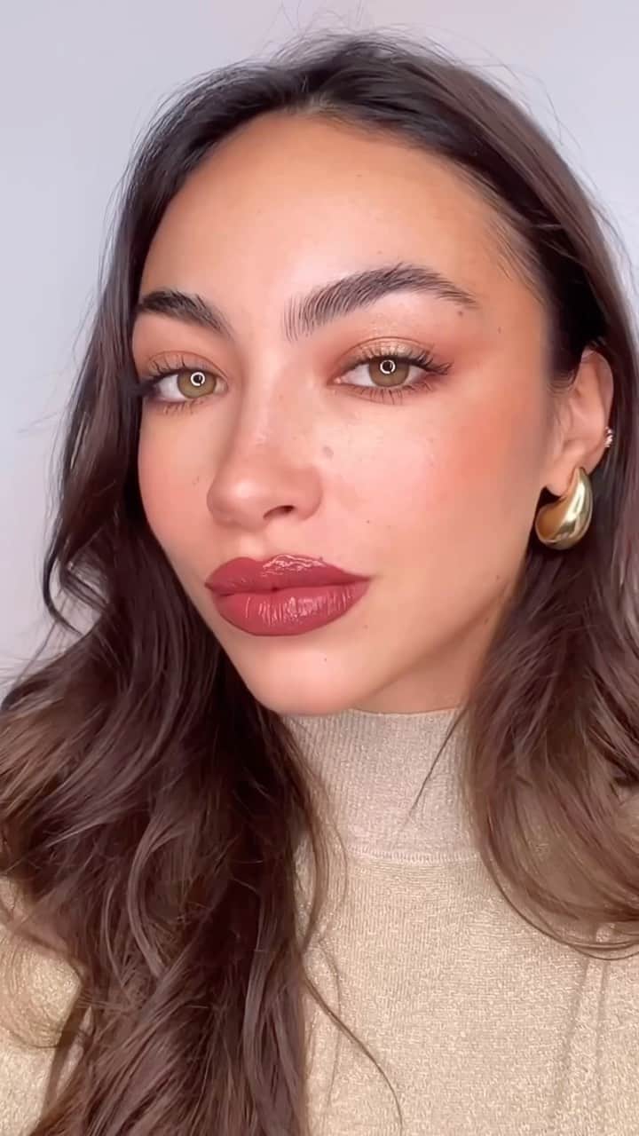 KIKO MILANOのインスタグラム：「Shimmer on the lids and bold glossy lips 💋 ✨ @valentinacabassi glams up her festive look with our #KIKOHolidayPremiere collection! 🎄🎁 Try this classy glam #makeup with Enchanting Duo Bronzer 01 - Iconic Masterpiece Blush 02 - Pearly Duo Face Highlighter 01 - Dreamy Eyeshadow Palette - Volume & Curl Mascara - Lipstick & Gloss 05   #KIKOTrendsetters #holidaymakeup #makeupinspiration #shimmereyeshadow #glossylips」