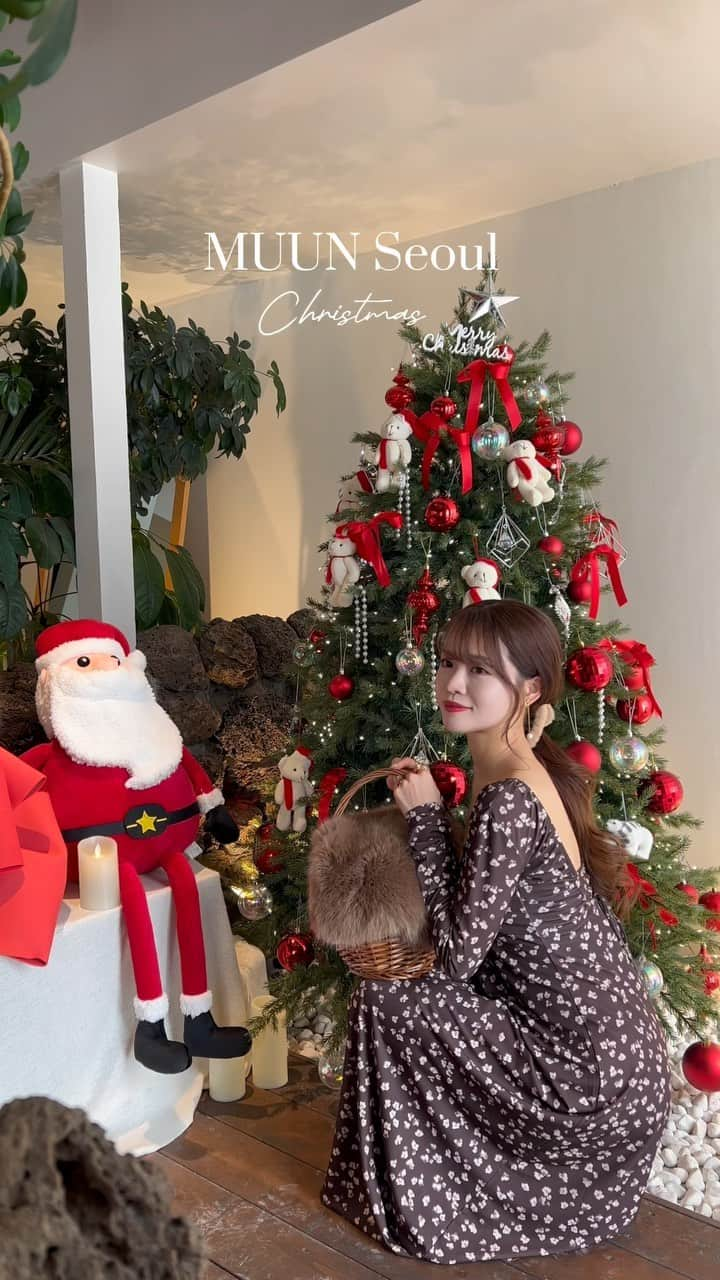 Isakoのインスタグラム：「MUUN Seoul Christmas🎄❤️  @muun_seoul がクリスマスバージョンに🎁!  可愛いくまちゃんツリーはわざわざ韓国から 持ってきたものだそう🌲💓  可愛過ぎるので期間中何度でもお邪魔したい🥹  クリスマス仕様のマカロンもケーキもドリンクも どれも可愛くておすすめです🍰✨  #表参道カフェ#原宿カフェ#韓国っぽカフェ#クリスマス#クリスマスカフェ#東京カフェ#snidel#スナイデル#デート服」