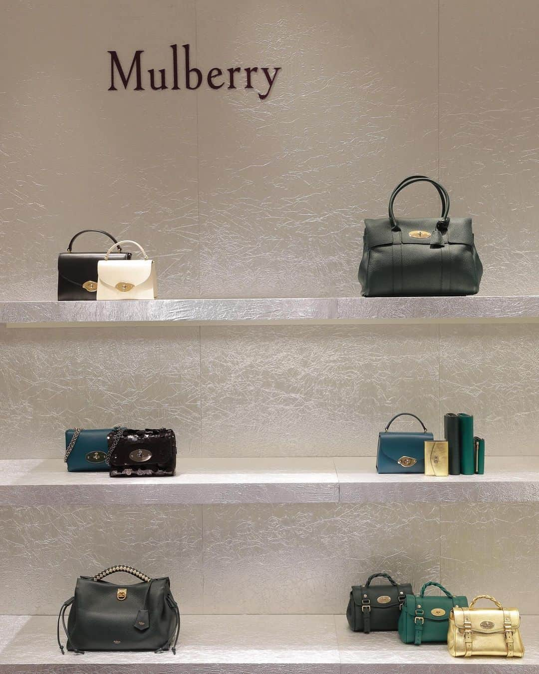 佐藤晴美さんのインスタグラム写真 - (佐藤晴美Instagram)「Mulberry🎄❤️  本日からスタートしたMulberry伊勢丹新宿本店ポップアップにて、SS24新作をいち早くチェックしてきました😊  個人的にもベーシックな黒をこの冬mulberryさんで新調🙋‍♀️ 今シーズン新作モデルの #mulberrypimlico  タイムレスなデザインと、フォルムが好きです。  大きなリボンのオブジェが目立つクリスマス気分を味わえる 店内も素敵でした✨  ギフトにも良きかと🫶❤️    是非皆様も足を運んでみてくださいっ 11/29〜12/5  #mulberryengland  #mulberrylana  #mulberrypimlico  #pr」11月29日 20時51分 - sato_harumi__official