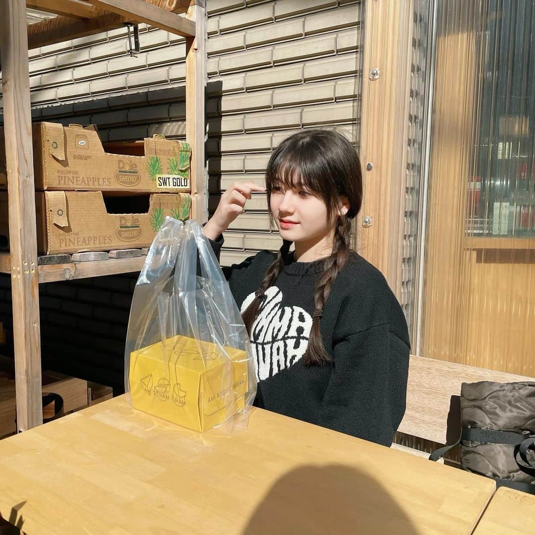 栗栖あに華さんのインスタグラム写真 - (栗栖あに華Instagram)「. 歩くだけで可愛いお店が いっぱいあった💕  トップスはエマムアだよ🖤 このトップのニット可愛すぎる🧶 色違いもあるからチェックしてね！  #エマムア#街並み#タルト#ニット#jc#jc2#09#栗栖あに華#あにか#anica」11月29日 20時52分 - anica.b_d.teddy