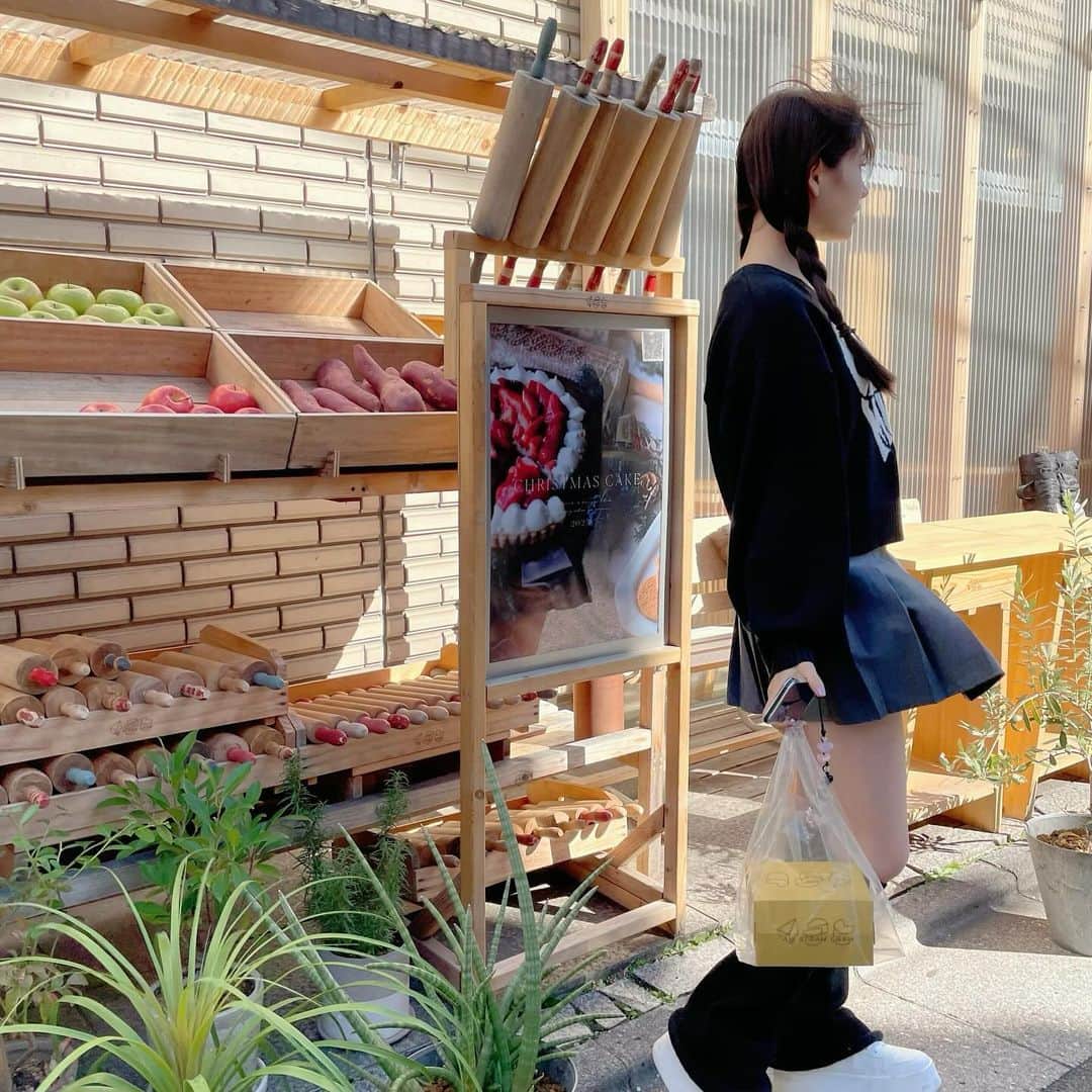 栗栖あに華さんのインスタグラム写真 - (栗栖あに華Instagram)「. 歩くだけで可愛いお店が いっぱいあった💕  トップスはエマムアだよ🖤 このトップのニット可愛すぎる🧶 色違いもあるからチェックしてね！  #エマムア#街並み#タルト#ニット#jc#jc2#09#栗栖あに華#あにか#anica」11月29日 20時52分 - anica.b_d.teddy