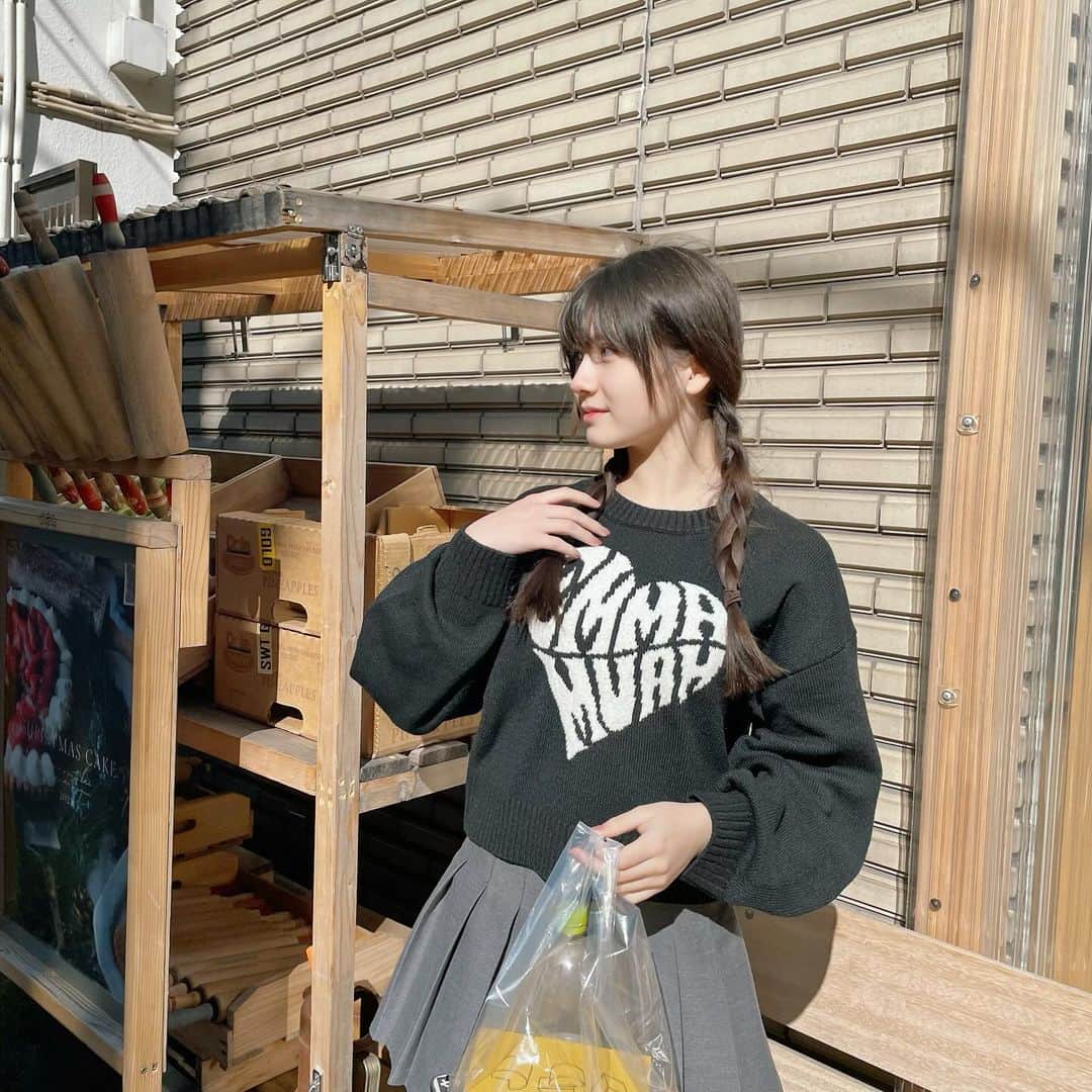 栗栖あに華さんのインスタグラム写真 - (栗栖あに華Instagram)「. 歩くだけで可愛いお店が いっぱいあった💕  トップスはエマムアだよ🖤 このトップのニット可愛すぎる🧶 色違いもあるからチェックしてね！  #エマムア#街並み#タルト#ニット#jc#jc2#09#栗栖あに華#あにか#anica」11月29日 20時52分 - anica.b_d.teddy