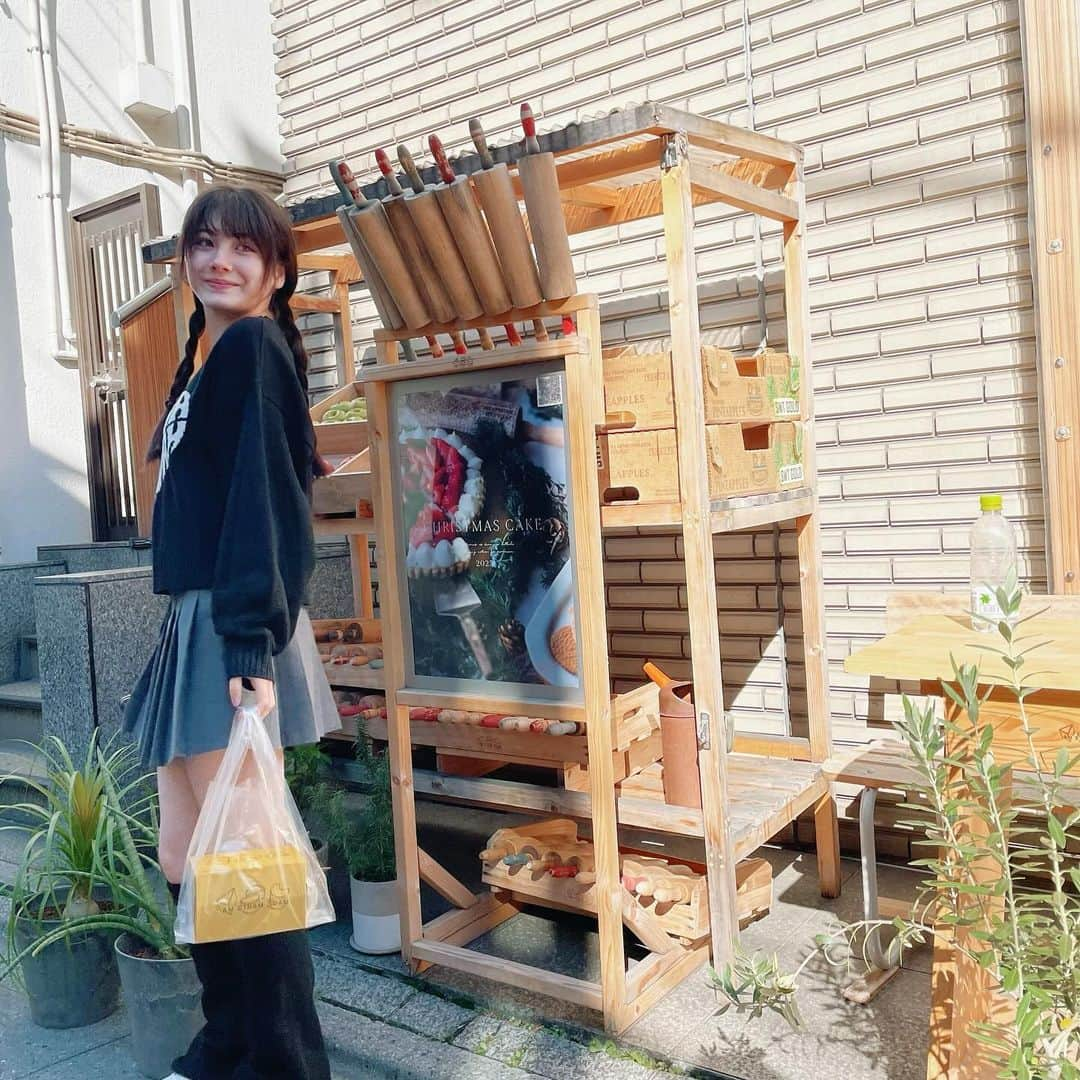 栗栖あに華さんのインスタグラム写真 - (栗栖あに華Instagram)「. 歩くだけで可愛いお店が いっぱいあった💕  トップスはエマムアだよ🖤 このトップのニット可愛すぎる🧶 色違いもあるからチェックしてね！  #エマムア#街並み#タルト#ニット#jc#jc2#09#栗栖あに華#あにか#anica」11月29日 20時52分 - anica.b_d.teddy