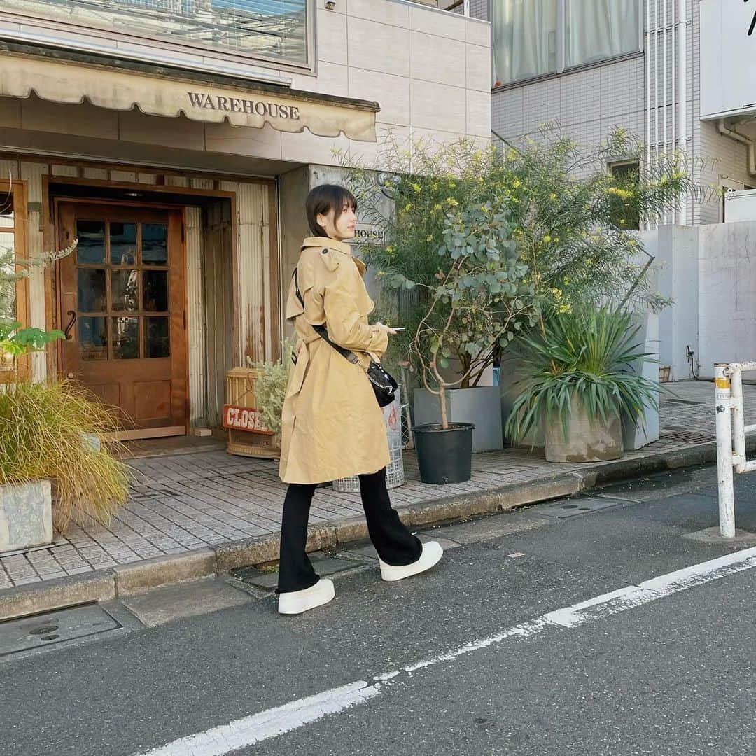栗栖あに華さんのインスタグラム写真 - (栗栖あに華Instagram)「. 歩くだけで可愛いお店が いっぱいあった💕  トップスはエマムアだよ🖤 このトップのニット可愛すぎる🧶 色違いもあるからチェックしてね！  #エマムア#街並み#タルト#ニット#jc#jc2#09#栗栖あに華#あにか#anica」11月29日 20時52分 - anica.b_d.teddy