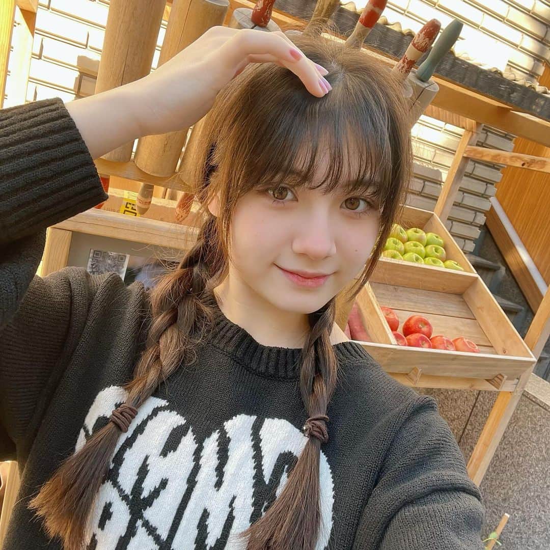栗栖あに華さんのインスタグラム写真 - (栗栖あに華Instagram)「. 歩くだけで可愛いお店が いっぱいあった💕  トップスはエマムアだよ🖤 このトップのニット可愛すぎる🧶 色違いもあるからチェックしてね！  #エマムア#街並み#タルト#ニット#jc#jc2#09#栗栖あに華#あにか#anica」11月29日 20時52分 - anica.b_d.teddy