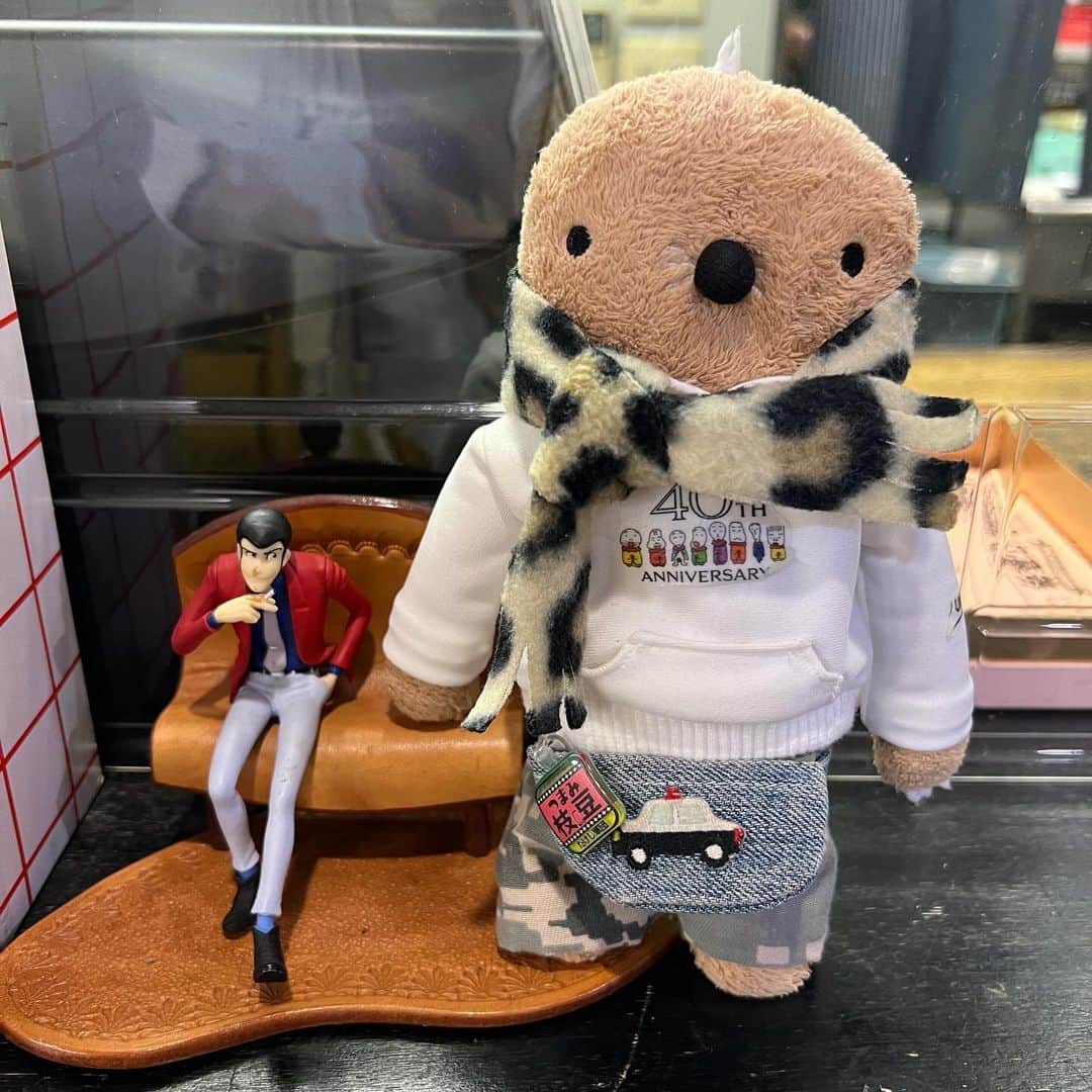 江口ともみさんのインスタグラム写真 - (江口ともみInstagram)「長野県伊那市飯島町の飯島の駅前にある 飯島食堂にね、革のカッコいい椅子に座った ルパンがいたんだけどね、この椅子ここのマスターの手作りなんだって‼️  でね、とおさんとかあさんに手作りバックもプレゼントしてくれたんだよ👜 とおさんのは鹿の革に鹿の角で飾り付けが🦌 趣味で作ってるんだってー✨すごいね  あ、オラはとおさんが作ってくれたウエストポーチ以外は腰につけないけどね😁  とおさん、かあさんに変わって。。。 おじちゃんありがとねー❣️  #fumofumosan #フモフモさん #もぐたろう #長野県上伊那郡飯島町  #飯島駅前 #飯島食堂 #手作りバック#手作り革製品 #ルパン三世  #ルパンに反応してしまう」11月29日 21時02分 - tomomin.eguchi