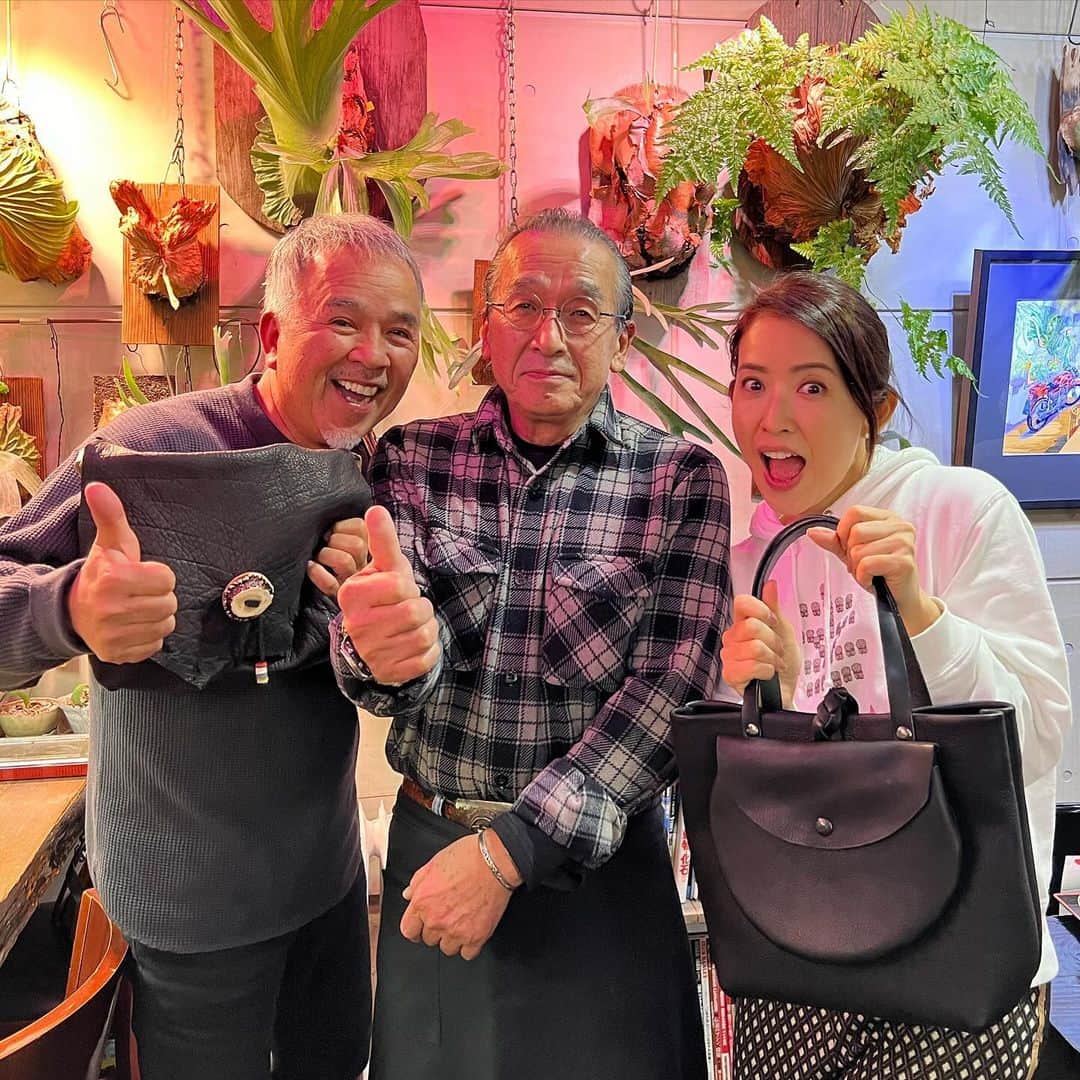 江口ともみさんのインスタグラム写真 - (江口ともみInstagram)「長野県伊那市飯島町の飯島の駅前にある 飯島食堂にね、革のカッコいい椅子に座った ルパンがいたんだけどね、この椅子ここのマスターの手作りなんだって‼️  でね、とおさんとかあさんに手作りバックもプレゼントしてくれたんだよ👜 とおさんのは鹿の革に鹿の角で飾り付けが🦌 趣味で作ってるんだってー✨すごいね  あ、オラはとおさんが作ってくれたウエストポーチ以外は腰につけないけどね😁  とおさん、かあさんに変わって。。。 おじちゃんありがとねー❣️  #fumofumosan #フモフモさん #もぐたろう #長野県上伊那郡飯島町  #飯島駅前 #飯島食堂 #手作りバック#手作り革製品 #ルパン三世  #ルパンに反応してしまう」11月29日 21時02分 - tomomin.eguchi