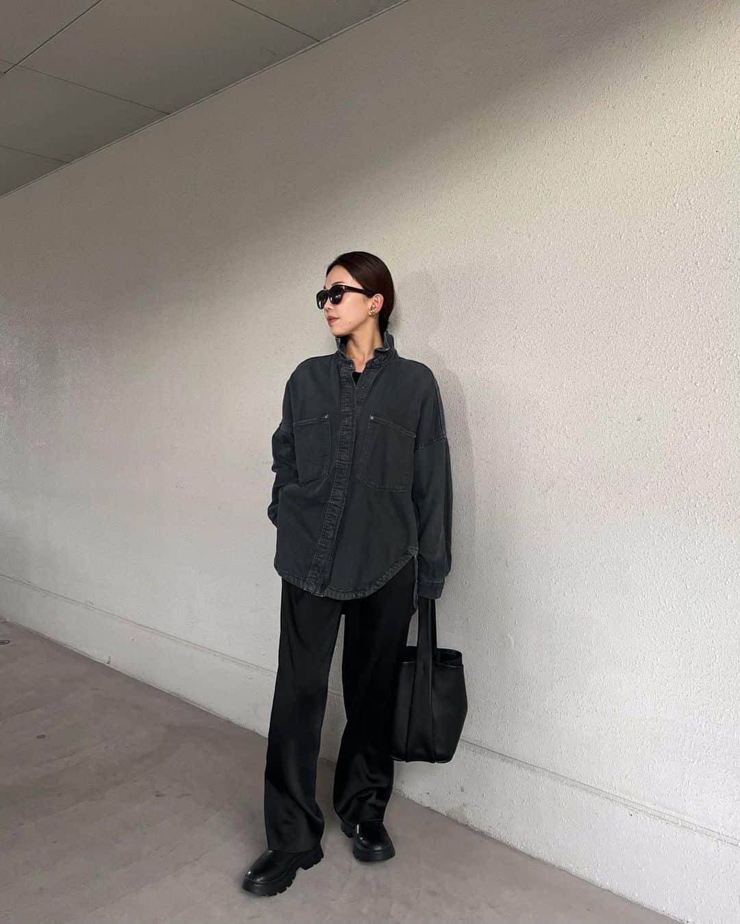 muua777さんのインスタグラム写真 - (muua777Instagram)「. ⁡ 何年着てるんだろ、このデニムシャツ 毎年見かけるからZARAの定番品なのかな 使える子です🫶 ⁡ ⁡ denim jk… #zara pants… #TINOIR sample bag… #ysaccs_c boots… #beautyandyouth  ⁡ ⁡」11月29日 21時02分 - muua777
