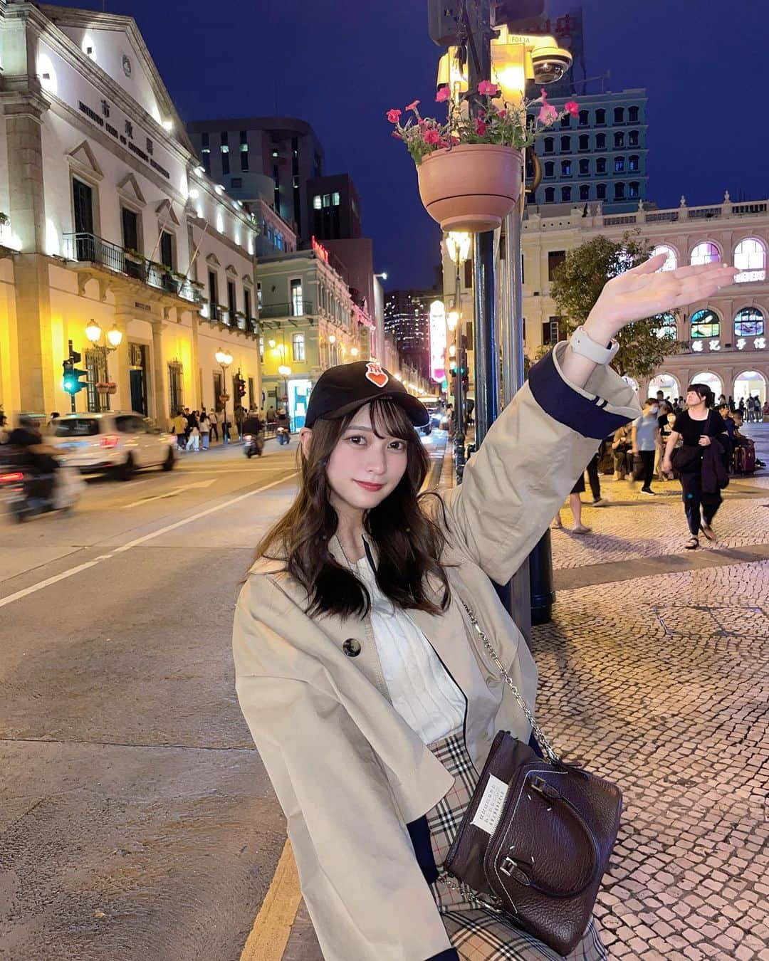 神崎菜緒（なをまる）のインスタグラム：「ㅤㅤㅤㅤㅤㅤㅤㅤㅤㅤㅤㅤㅤ マカオの夜〜🇲🇴🌃  綺麗な建物が多かった😶 マカオで可愛いカーディガンをGETした✊🏻  時差すぎて😭ごめんなさーい❕」