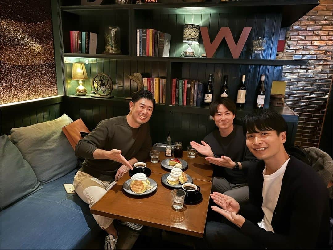 土井悠平さんのインスタグラム写真 - (土井悠平Instagram)「先日のご飯会🫶  ジャイアンツのスタジアムDJ 髙橋大輔さん @daisuke_72   ベイスターズのスタジアムDJ 山田みきとし @mikitoshi_617   大輔さんはプライベートでは初めましてでした！ めっちゃフランクで楽しいお兄様でした！☺️ 美味しいご飯、ご馳走様でした！🙇  みきとし、呼んでくれてありがと😉玉露  業界のお話を色々聞けて良かったぁー！ モチベ上がりました🔥🔥  ※写真は2軒目のスイーツ！ ※土井はイチゴとピスタチオのタルトを選択！  #スタジアムdj #アナウンサー  #東京ドーム #横浜スタジアム #エスコンフィールド北海道  #恵比寿 #espressodworks #パンケーキ #コーヒー」11月29日 20時54分 - doi_yuhei