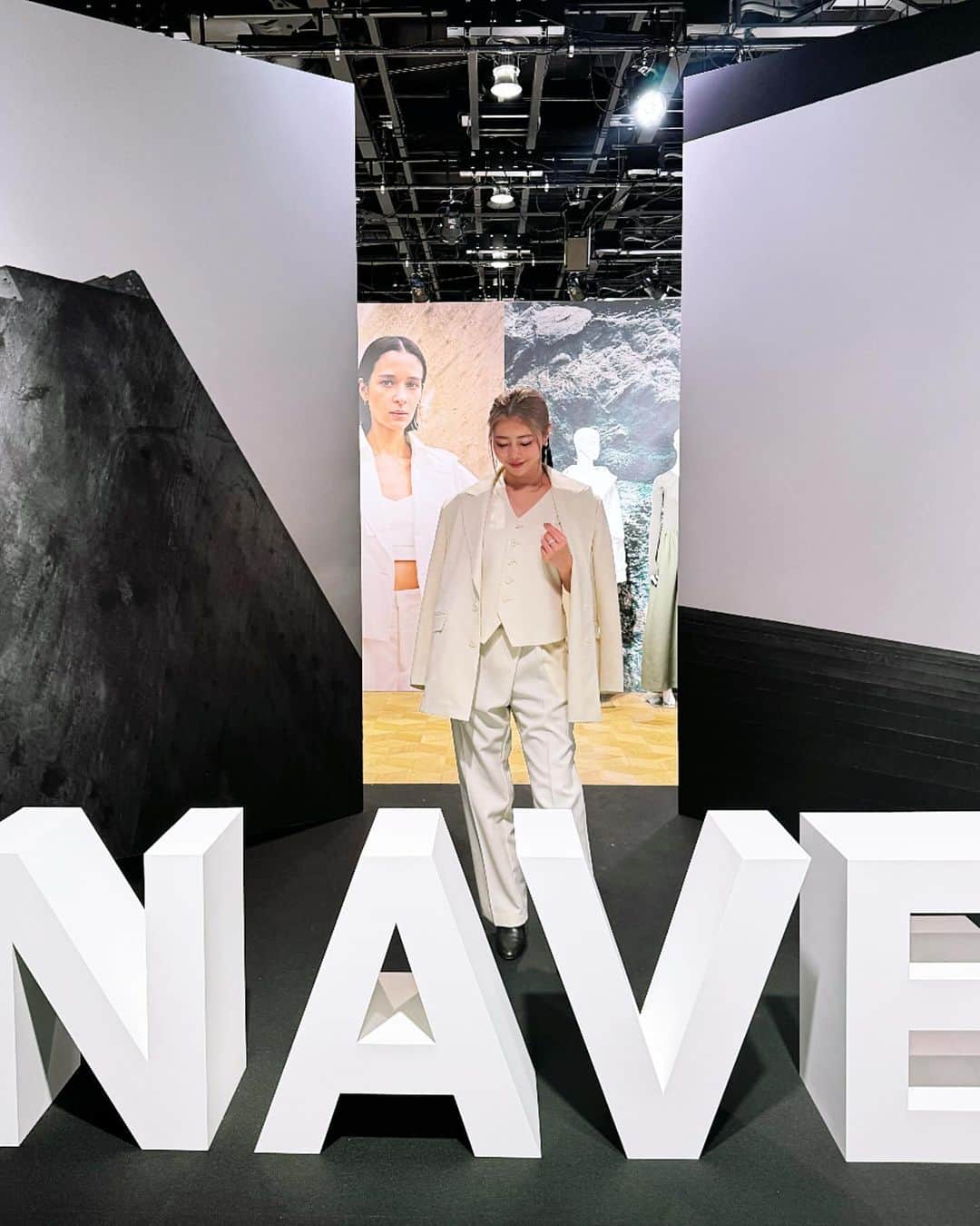 住谷杏奈のインスタグラム：「･ ♡NAVE 2024SS exhibition♡⃛ 行ってまいりました🏃🏼‪💨 ･ 急遽の歯痛で、歯医者さんに行かなければならず、 今回の展示会は泣く泣く諦めないといけないかなぁと 悲しんでおりましたが、、、、 カリスマ歯科医がサッと麻酔して、サッと歯の裏側に穴を開け、 サッと神経の膿を撤去してくれたので30分程で終わり、 念願のNAVE展示会にありつけました🙆‍♀️ (結局神経死亡していたみたい。あと2回治療がマストみたい🦷) ･ ･ ･ まずはね、このオフホワイトの3ピースに一目惚れ😍💘 ジャケット･ベスト･パンツ、デザインもサイズ感も 全てどタイプでした🫶 ･ あとはね、イエローのワンピースとかね💕︎ ･ 今、外は寒いけど、 温かい南国を思い浮かべながらオーダーしました🌴 ･ MEGUMIさんとNAVEのコラボムートンジャケット、 可愛すぎて欲しかったんだけど、完売でGETならずでした🥹 ･ ･ 大好きなNAVE♡⃛到着が楽しみです✨ ･ ･ ･ @mappy.tokyo  @stylist_kumisaito_  @stylist_ayakofukuda  @nave_jp」