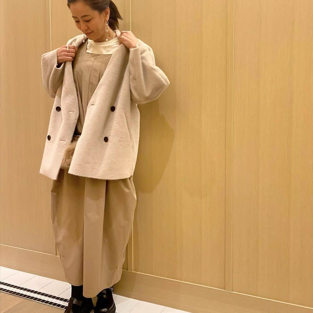 keikobun34のインスタグラム：「・ ▶︎  @think_fur  Cocoon Fur Coat  軽くて暖かくて合わせやすい♡  ワンピース/ @sync__official__   #大人カジュアル #アラフィフコーデ #アラフォーコーデ #40代ファッション #40代コーデ #50代ファッション #50代コーデ  #アラフィフモデル #エコファー#シンクファー #womanover50 ##over50women  #over50#over50style #over50fashion  #womanover40 ##over40women  #over40#over40style #over40fashion #fakefur#thinkfur」