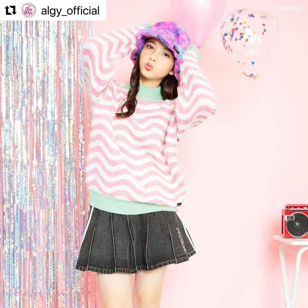 松尾そのまさんのインスタグラム写真 - (松尾そのまInstagram)「#Repost @algy_official with @use.repost ・・・ ★『たまごっちバースデー』11/23(木・祝)発売★ 【Tamagotchi×BREEZE×ALGY】 懐かしいけどイマドキ！ カラフルでポップなスペシャルコラボレーションアイテムが店舗＆オンラインストアで登場！！  ＜発売予定日＞ 『たまごっちバースデー』11/23(木・祝) ※オンラインストア発売日11/22(水)12：00～(予定) (オンラインストアでは一部商品の発売日が遅れる場合がございます。）  ＜ウェアサイズ展開＞ 90cm～160cm ＜取り扱い店舗＞ BREEZE・ALGY・F.O.Store・FOオンラインストア・各オンラインストア ※apres les coursでは下記6店舗にてお取り扱いいたします。 イオンモール熱田店、イオンモール木曽川店、ヒルズウォーク徳重ガーデンズ店、ららぽーと愛知東郷店、ららぽーと和泉店、イオンモール岡山店 ※ALGY取り扱いサイズ：130‐160㎝ (ウェア以外のサイズ取り扱いはALGY店舗へお問い合わせください。) ＜取り扱い除外店舗＞ BREEZEイオンモール春日部店、BREEZEプライムツリー赤池店  ▪︎店舗をご利用の際のご確認事項▪︎ ＜Original Tamagotchi(玩具)に関しまして＞ ・お取り置き、お取り寄せの対応は出来かねます。 ・店舗へのお電話お問合せの対応は出来かねます。 ・数に限りがございます。ご了承くださいませ。  ・・・🥚・・・ Y2Kコーデにピッタリのデニムジャケット＆プリーツスカパン♡ さりげなく『たまごっち』のボタンや、刺繍が入っています♪ サックスとブラックの2カラー。 ブラックはレインボーのステッチでギャルっぽい雰囲気のコーデが楽しめる♡ スカパンに『#オリジナルたまごっち』つけれるのもポイント。 ■DENIMジャケット (J502913)￥5,060(税込) ■DENIMプリーツスカパン (J523903)￥3,190(税込)  ・・・🥚・・・ 『たまごっち』カラーをイメージしたゆったりシルエットのシャギーニット♡ デニムジャケットを合わせるのがおすすめ♪ ■Flashyシャギーニット (J513913)￥3,630(税込)  ・・・🥚・・・ たまご型のポッケのドットフォントデザインに注目♪ 『たまごっち』の懐かしさがたまりません♡ レギンスと合わせてコーデしてみてくださいね◎ ■いつもいっしょポケット付きワンピース (J517903)￥3,190(税込) ■ニーハート・おやつレギンス (J524913)￥1,320(税込)　 90-100cm/110-120cm/130-140cm  ・・・🥚・・・ ママも学生時代に履いていた！あのルーズソックスがカラーになって登場♪ 『たまごっち』の刺繍が入っています♡ ワンピにもスカパンにも合うY2Kコーデのマストアイテム！ ■カラールーズソックス (J554903)￥770(税込) 13-15cm/16-18cm/19-21cm/22-24cm 親子おそろいができるソックスは、パパ・ママ・キッズで推しキャラを身に着けちゃおう♪ ■ラインソックス (J554913)￥550(税込) 13-15cm/16-18cm/19-21cm/22-24cm/25-27cm  ・・・🥚・・・ たまご型のショルダーバッグ♡ 『みみっち』のハート型チャームや、ふわふわのファーの持ち手がアクセントに♪(取り外し可) 『たまごっち』と一緒におでかけしよう！ ■たまごっちとおでかけショルダーバッグ (J566903)￥3,960(税込)  ・・・🥚・・・ コーデのポイントになるバケハにもワンポイントの『たまごっち』ネーム付き！ 裏地の総柄もチェックしてね♪ ■ふわふわファーバケットハット (J568913)￥2,530(税込)　 50cm-58cm  ・・・🥚・・・ お父さんへのプレゼントにおすすめ！ 『おやじっち』のボクサーパンツもWEB限定で登場！？ ■おやじっちボクサーパンツ(オトナ用) ※WEB限定 (J551903)￥990(税込) サイズ：M/L  ・・・🥚・・・ 小物雑貨も合わせて登場♡ ■ネイルチップ (U981903)￥1,100(税込) ■ミラー (U981913)￥1,650(税込) ■ブロックカレンダー (J581A13)￥3,190(税込) ■DIYビーズアクセサリー２ (U981923)￥1,100(税込)  ・・・🥚・・・ 初代『たまごっち』も同日発売♪ ■Original Tamagotchi(本体） ￥3,080(税込) ※数量限定につき、なくなり次第終了いたします。  ・・・🥚・・・ #たまごっち #Tamagotchi #ブリーズ #breeze #オールオルン #ALGY #Y2K #Y2Kファッション #ブリーズガール #女の子ママ #おしゃれガール #娘コーデ #女の子コーデ #女の子服 #おそろい #リンクコーデ #ブリーズコーデ #むすめふく #姉妹」11月29日 20時57分 - sonopy526