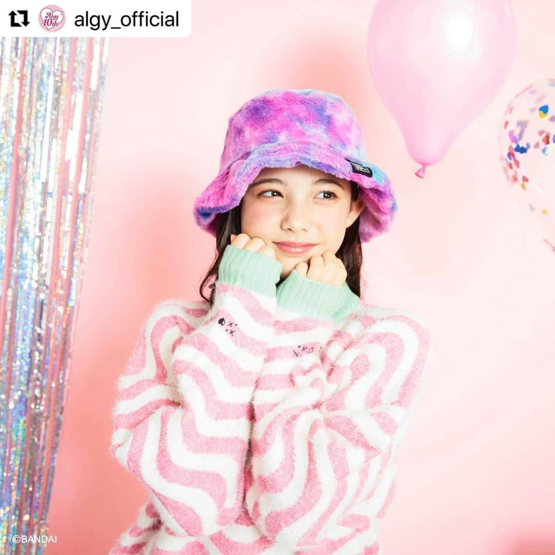 松尾そのまさんのインスタグラム写真 - (松尾そのまInstagram)「#Repost @algy_official with @use.repost ・・・ ★『たまごっちバースデー』11/23(木・祝)発売★ 【Tamagotchi×BREEZE×ALGY】 懐かしいけどイマドキ！ カラフルでポップなスペシャルコラボレーションアイテムが店舗＆オンラインストアで登場！！  ＜発売予定日＞ 『たまごっちバースデー』11/23(木・祝) ※オンラインストア発売日11/22(水)12：00～(予定) (オンラインストアでは一部商品の発売日が遅れる場合がございます。）  ＜ウェアサイズ展開＞ 90cm～160cm ＜取り扱い店舗＞ BREEZE・ALGY・F.O.Store・FOオンラインストア・各オンラインストア ※apres les coursでは下記6店舗にてお取り扱いいたします。 イオンモール熱田店、イオンモール木曽川店、ヒルズウォーク徳重ガーデンズ店、ららぽーと愛知東郷店、ららぽーと和泉店、イオンモール岡山店 ※ALGY取り扱いサイズ：130‐160㎝ (ウェア以外のサイズ取り扱いはALGY店舗へお問い合わせください。) ＜取り扱い除外店舗＞ BREEZEイオンモール春日部店、BREEZEプライムツリー赤池店  ▪︎店舗をご利用の際のご確認事項▪︎ ＜Original Tamagotchi(玩具)に関しまして＞ ・お取り置き、お取り寄せの対応は出来かねます。 ・店舗へのお電話お問合せの対応は出来かねます。 ・数に限りがございます。ご了承くださいませ。  ・・・🥚・・・ Y2Kコーデにピッタリのデニムジャケット＆プリーツスカパン♡ さりげなく『たまごっち』のボタンや、刺繍が入っています♪ サックスとブラックの2カラー。 ブラックはレインボーのステッチでギャルっぽい雰囲気のコーデが楽しめる♡ スカパンに『#オリジナルたまごっち』つけれるのもポイント。 ■DENIMジャケット (J502913)￥5,060(税込) ■DENIMプリーツスカパン (J523903)￥3,190(税込)  ・・・🥚・・・ 『たまごっち』カラーをイメージしたゆったりシルエットのシャギーニット♡ デニムジャケットを合わせるのがおすすめ♪ ■Flashyシャギーニット (J513913)￥3,630(税込)  ・・・🥚・・・ たまご型のポッケのドットフォントデザインに注目♪ 『たまごっち』の懐かしさがたまりません♡ レギンスと合わせてコーデしてみてくださいね◎ ■いつもいっしょポケット付きワンピース (J517903)￥3,190(税込) ■ニーハート・おやつレギンス (J524913)￥1,320(税込)　 90-100cm/110-120cm/130-140cm  ・・・🥚・・・ ママも学生時代に履いていた！あのルーズソックスがカラーになって登場♪ 『たまごっち』の刺繍が入っています♡ ワンピにもスカパンにも合うY2Kコーデのマストアイテム！ ■カラールーズソックス (J554903)￥770(税込) 13-15cm/16-18cm/19-21cm/22-24cm 親子おそろいができるソックスは、パパ・ママ・キッズで推しキャラを身に着けちゃおう♪ ■ラインソックス (J554913)￥550(税込) 13-15cm/16-18cm/19-21cm/22-24cm/25-27cm  ・・・🥚・・・ たまご型のショルダーバッグ♡ 『みみっち』のハート型チャームや、ふわふわのファーの持ち手がアクセントに♪(取り外し可) 『たまごっち』と一緒におでかけしよう！ ■たまごっちとおでかけショルダーバッグ (J566903)￥3,960(税込)  ・・・🥚・・・ コーデのポイントになるバケハにもワンポイントの『たまごっち』ネーム付き！ 裏地の総柄もチェックしてね♪ ■ふわふわファーバケットハット (J568913)￥2,530(税込)　 50cm-58cm  ・・・🥚・・・ お父さんへのプレゼントにおすすめ！ 『おやじっち』のボクサーパンツもWEB限定で登場！？ ■おやじっちボクサーパンツ(オトナ用) ※WEB限定 (J551903)￥990(税込) サイズ：M/L  ・・・🥚・・・ 小物雑貨も合わせて登場♡ ■ネイルチップ (U981903)￥1,100(税込) ■ミラー (U981913)￥1,650(税込) ■ブロックカレンダー (J581A13)￥3,190(税込) ■DIYビーズアクセサリー２ (U981923)￥1,100(税込)  ・・・🥚・・・ 初代『たまごっち』も同日発売♪ ■Original Tamagotchi(本体） ￥3,080(税込) ※数量限定につき、なくなり次第終了いたします。  ・・・🥚・・・ #たまごっち #Tamagotchi #ブリーズ #breeze #オールオルン #ALGY #Y2K #Y2Kファッション #ブリーズガール #女の子ママ #おしゃれガール #娘コーデ #女の子コーデ #女の子服 #おそろい #リンクコーデ #ブリーズコーデ #むすめふく #姉妹」11月29日 20時57分 - sonopy526