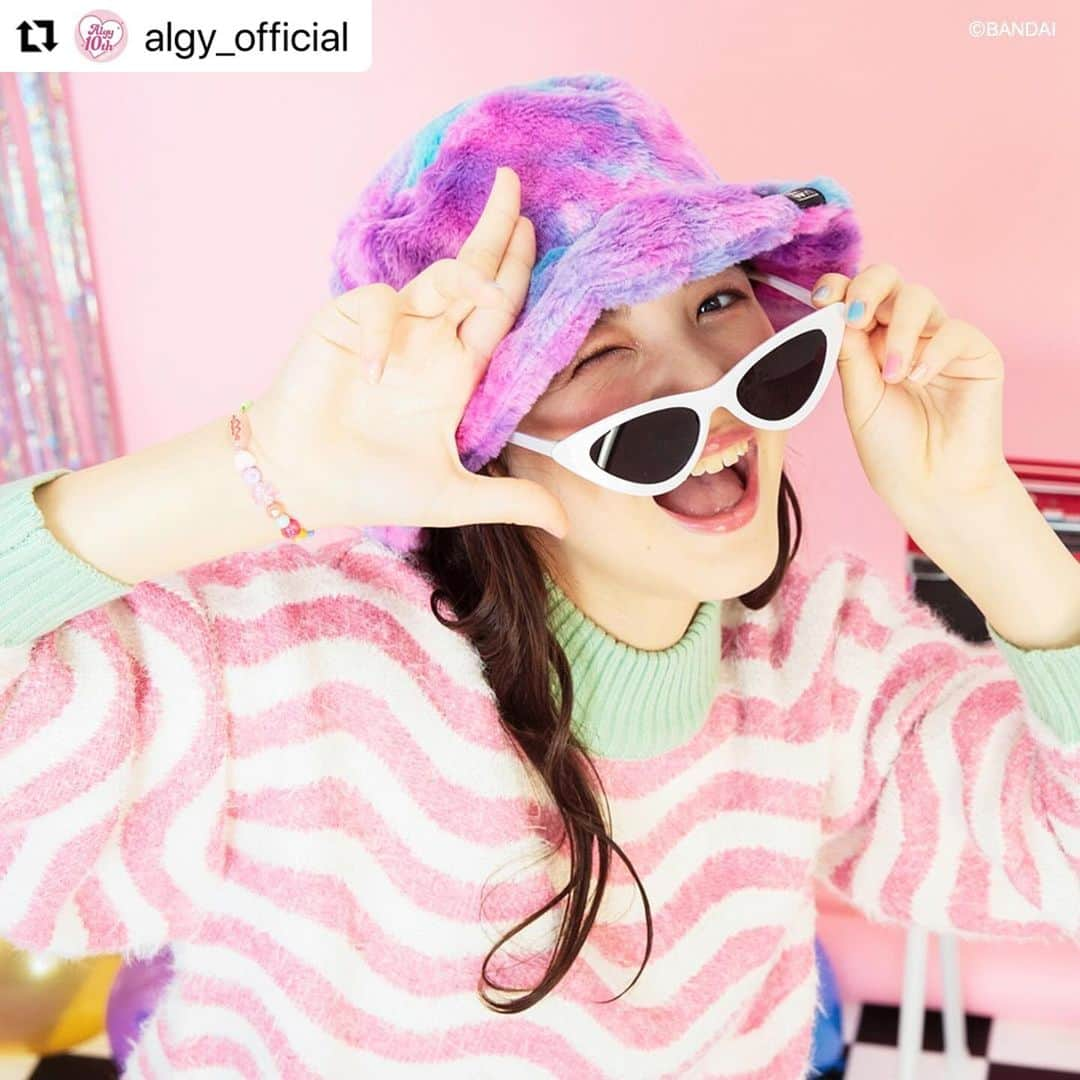 松尾そのまさんのインスタグラム写真 - (松尾そのまInstagram)「#Repost @algy_official with @use.repost ・・・ ★『たまごっちバースデー』11/23(木・祝)発売★ 【Tamagotchi×BREEZE×ALGY】 懐かしいけどイマドキ！ カラフルでポップなスペシャルコラボレーションアイテムが店舗＆オンラインストアで登場！！  ＜発売予定日＞ 『たまごっちバースデー』11/23(木・祝) ※オンラインストア発売日11/22(水)12：00～(予定) (オンラインストアでは一部商品の発売日が遅れる場合がございます。）  ＜ウェアサイズ展開＞ 90cm～160cm ＜取り扱い店舗＞ BREEZE・ALGY・F.O.Store・FOオンラインストア・各オンラインストア ※apres les coursでは下記6店舗にてお取り扱いいたします。 イオンモール熱田店、イオンモール木曽川店、ヒルズウォーク徳重ガーデンズ店、ららぽーと愛知東郷店、ららぽーと和泉店、イオンモール岡山店 ※ALGY取り扱いサイズ：130‐160㎝ (ウェア以外のサイズ取り扱いはALGY店舗へお問い合わせください。) ＜取り扱い除外店舗＞ BREEZEイオンモール春日部店、BREEZEプライムツリー赤池店  ▪︎店舗をご利用の際のご確認事項▪︎ ＜Original Tamagotchi(玩具)に関しまして＞ ・お取り置き、お取り寄せの対応は出来かねます。 ・店舗へのお電話お問合せの対応は出来かねます。 ・数に限りがございます。ご了承くださいませ。  ・・・🥚・・・ Y2Kコーデにピッタリのデニムジャケット＆プリーツスカパン♡ さりげなく『たまごっち』のボタンや、刺繍が入っています♪ サックスとブラックの2カラー。 ブラックはレインボーのステッチでギャルっぽい雰囲気のコーデが楽しめる♡ スカパンに『#オリジナルたまごっち』つけれるのもポイント。 ■DENIMジャケット (J502913)￥5,060(税込) ■DENIMプリーツスカパン (J523903)￥3,190(税込)  ・・・🥚・・・ 『たまごっち』カラーをイメージしたゆったりシルエットのシャギーニット♡ デニムジャケットを合わせるのがおすすめ♪ ■Flashyシャギーニット (J513913)￥3,630(税込)  ・・・🥚・・・ たまご型のポッケのドットフォントデザインに注目♪ 『たまごっち』の懐かしさがたまりません♡ レギンスと合わせてコーデしてみてくださいね◎ ■いつもいっしょポケット付きワンピース (J517903)￥3,190(税込) ■ニーハート・おやつレギンス (J524913)￥1,320(税込)　 90-100cm/110-120cm/130-140cm  ・・・🥚・・・ ママも学生時代に履いていた！あのルーズソックスがカラーになって登場♪ 『たまごっち』の刺繍が入っています♡ ワンピにもスカパンにも合うY2Kコーデのマストアイテム！ ■カラールーズソックス (J554903)￥770(税込) 13-15cm/16-18cm/19-21cm/22-24cm 親子おそろいができるソックスは、パパ・ママ・キッズで推しキャラを身に着けちゃおう♪ ■ラインソックス (J554913)￥550(税込) 13-15cm/16-18cm/19-21cm/22-24cm/25-27cm  ・・・🥚・・・ たまご型のショルダーバッグ♡ 『みみっち』のハート型チャームや、ふわふわのファーの持ち手がアクセントに♪(取り外し可) 『たまごっち』と一緒におでかけしよう！ ■たまごっちとおでかけショルダーバッグ (J566903)￥3,960(税込)  ・・・🥚・・・ コーデのポイントになるバケハにもワンポイントの『たまごっち』ネーム付き！ 裏地の総柄もチェックしてね♪ ■ふわふわファーバケットハット (J568913)￥2,530(税込)　 50cm-58cm  ・・・🥚・・・ お父さんへのプレゼントにおすすめ！ 『おやじっち』のボクサーパンツもWEB限定で登場！？ ■おやじっちボクサーパンツ(オトナ用) ※WEB限定 (J551903)￥990(税込) サイズ：M/L  ・・・🥚・・・ 小物雑貨も合わせて登場♡ ■ネイルチップ (U981903)￥1,100(税込) ■ミラー (U981913)￥1,650(税込) ■ブロックカレンダー (J581A13)￥3,190(税込) ■DIYビーズアクセサリー２ (U981923)￥1,100(税込)  ・・・🥚・・・ 初代『たまごっち』も同日発売♪ ■Original Tamagotchi(本体） ￥3,080(税込) ※数量限定につき、なくなり次第終了いたします。  ・・・🥚・・・ #たまごっち #Tamagotchi #ブリーズ #breeze #オールオルン #ALGY #Y2K #Y2Kファッション #ブリーズガール #女の子ママ #おしゃれガール #娘コーデ #女の子コーデ #女の子服 #おそろい #リンクコーデ #ブリーズコーデ #むすめふく #姉妹」11月29日 20時57分 - sonopy526