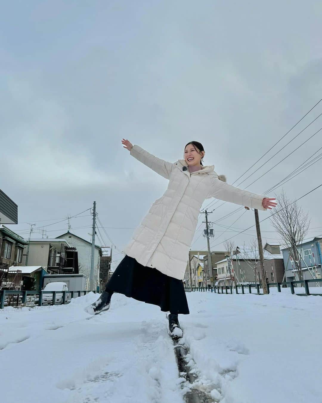 大竹彩加さんのインスタグラム写真 - (大竹彩加Instagram)「.   📍小樽 (北海道)  小樽に行ったら、小樽運河は外せないですよね✨ ライトアップされていて幻想的でした❄️ (ライトアップは2024年1月31日までやっているそうです！)  ちなみに午後6時ごろの気温は、“-2.8℃”……！ 写真を撮ったところの足元はツルツルでした🥲 お気をつけください🙇‍♂️     そして、線路の上を歩くことができちゃう！ 人気のフォトスポット、旧国鉄手宮線🚋💭   線路は、もっと雪が積もると見えなくなってしまうとのこと… 雪景色の中で線路と一緒に撮るなら今がオススメです⛄️💗                                 #hbc #北海道放送 #hbcテレビ #札幌 #アナウンサー #大竹彩加 #ミディアム #セミロング #ダウン #ブルベ夏 #イエベ春 #顔タイプフレッシュ #北海道 #北海道旅行 #北海道観光 #北海道観光スポット #小樽 #小樽観光 #小樽運河 #旧国鉄手宮線 #ライトアップ #雪景色 #写真好きな人と繋がりたい #ダレカニミセタイケシキ #hokkaido #lovers_nippon #art_of_japan_ #photo_shorttrip #snow #日常に彩りを加える日記」11月29日 20時57分 - hbc_ayakaotake