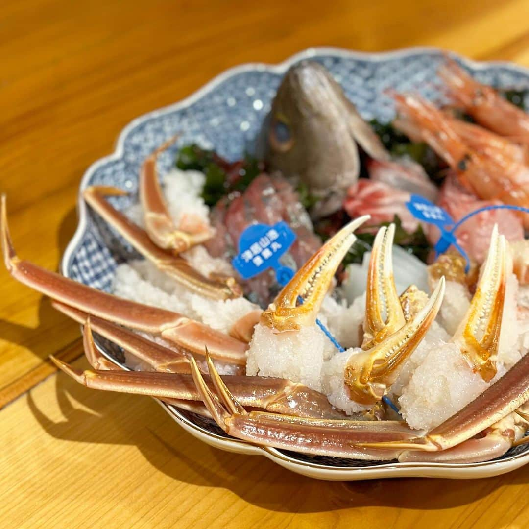 ベリッシモ・フランチェスコのインスタグラム：「Mamma mia!🤭 Enjoying delicious Matsuba Crab in Kiyosaki😋 す、す、素晴らしい！松葉蟹三昧🦀🍶✨ Oggi cena a base del famoso Granchio Matsuba accompagnato dal sake locale!❤️  #ベリッシモ #料理研究家 #イタリア料理研究家ベリッシモフランチェスコ #francescobellissimo #chef #cheflife #crab #matsubacrab #松葉ガニ #松葉蟹 #カニ料理 #カニ料理づくし #のの花 #城崎温泉 #城崎温泉グルメ #和食 #和食ディナー #granchio #granchiomatsuba #cucinagiapponese #chefbellissimo #kinosakionsen #料理研究家ベリッシモ #グルメ #兵庫グルメ #prelibatezze #delicious #afrodisiaco #foodporn #foodstagram」