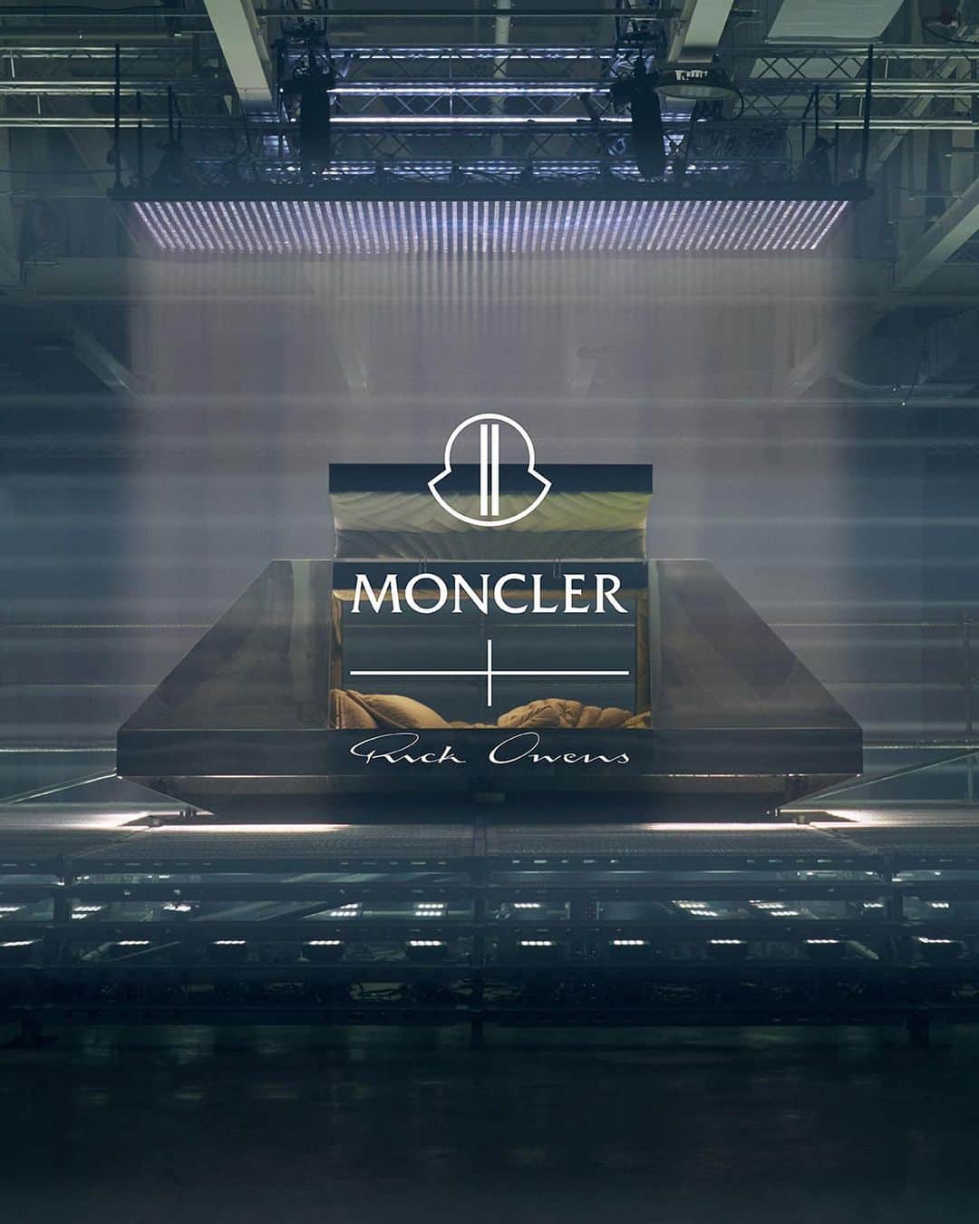 モンクレールさんのインスタグラム写真 - (モンクレールInstagram)「The soundproof steel sleeping pod.   Temperature controlled; oxygenated; ventilated; insulated. Exclusively developed with coordinating Moncler clothing capsule.  Moncler + Rick Owens. Learn more on moncler.com.   #MONCLERRICKOWENS @rickowensonline」11月29日 20時59分 - moncler