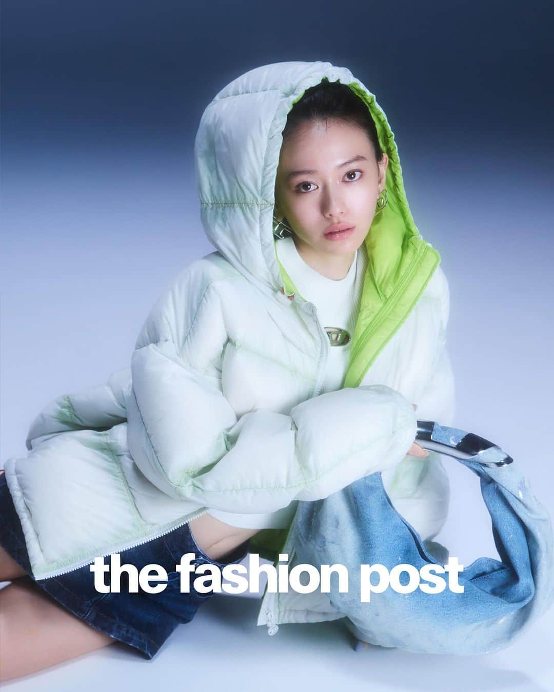 The Fashion Postさんのインスタグラム写真 - (The Fashion PostInstagram)「#fashion DIESEL with Maika Yamamoto 『1年を締めくくる特別な冬に。山本舞香が出会う、ディーゼルと迎えるホリデー 〈後編〉』  寒さを感じるとともに、ワクワクする気持ちが募っていく季節。いよいよ1年で最も心浮き立つクリスマスシーズンが到来！ そんな気分をさらに高めるために、DIESEL のホリデーコレクションを身につけてみてはいかが？ 遊び心のあるポップなものから、力強さを感じるクールなものまで。ランウェイピースのアイデアから進化しながらも幅広いテイストをそろえる本コレクションは、どんなスタイルの人にも高揚感に満ちたムードを連れてきてくれるはず。着こなすのは数々の映画やドラマにて個性的な存在感を放つ、女優・山本舞香。大切な人へのギフトや自分のご褒美にも手に取りやすいバッグをメインに、ホリデールックをお届けする。(最終回／全2回)  model: Maika Yamamoto photography: Toki videography: Kohei Igarashi styling: Yuka Sakakibara hair & make up: Rei Fukuoka edit: Yuko Igarashi & Natsume Horikoshi text: Yuko Igarashi  #tfp #thefashionpost #DIESEL #ディーゼル #山本舞香 #MaikaYamamoto #pr」11月29日 21時00分 - tfpjp