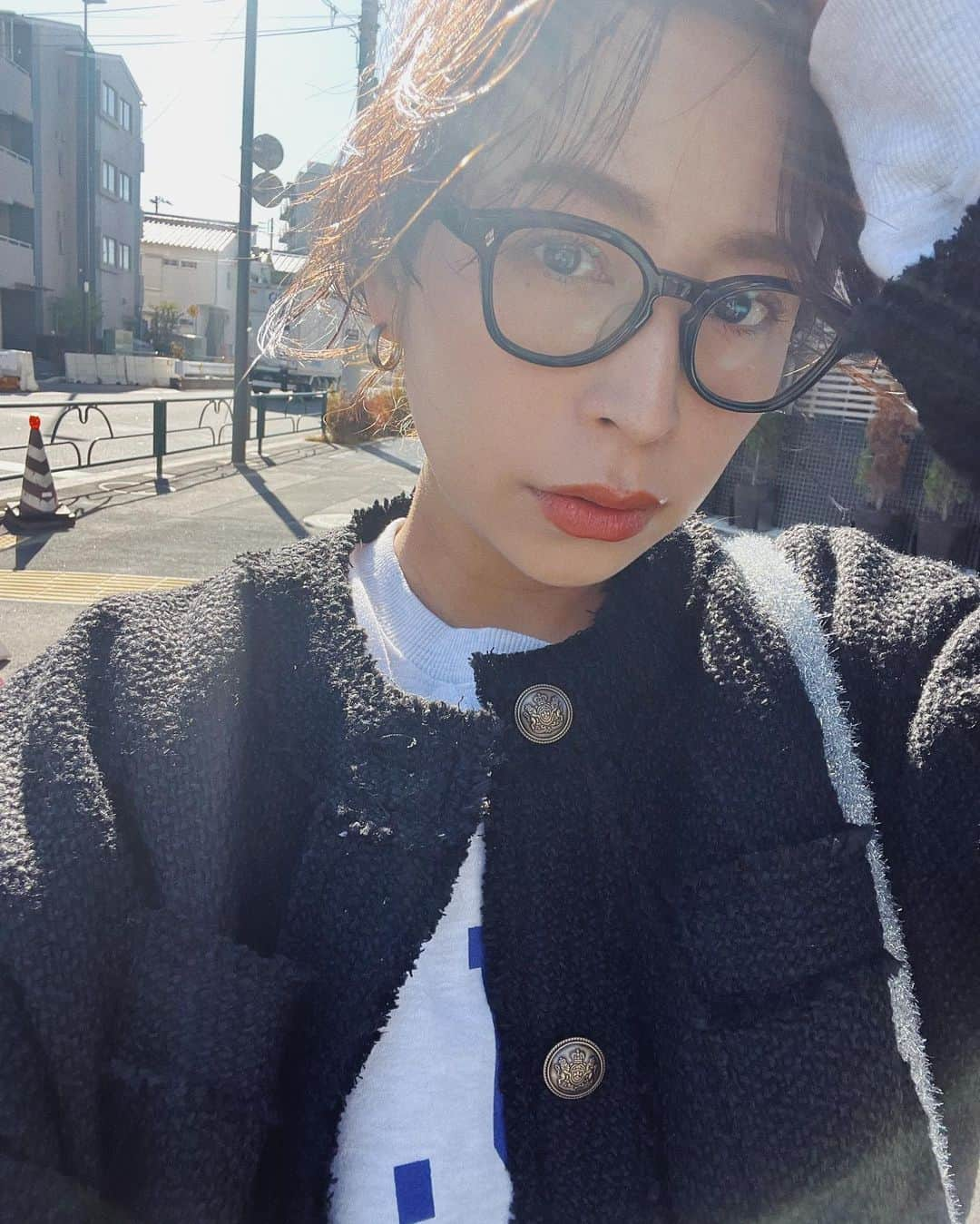 佐藤有里さんのインスタグラム写真 - (佐藤有里Instagram)「. 昨日の#マタニティコーデ  ひっさしぶりにデニム👖を履いたら コレコレ〜🥺ってなった🩵 もちろんウエストは全開でヘアゴムで留めてる(笑) . . ロゴスウェットは @credona_official の新作！ こちらもツィードJK合わせしたくて購入✌️ 100%スキを詰め込んだスタイリング。 . . #ゆり_服」11月29日 21時00分 - yuri_212