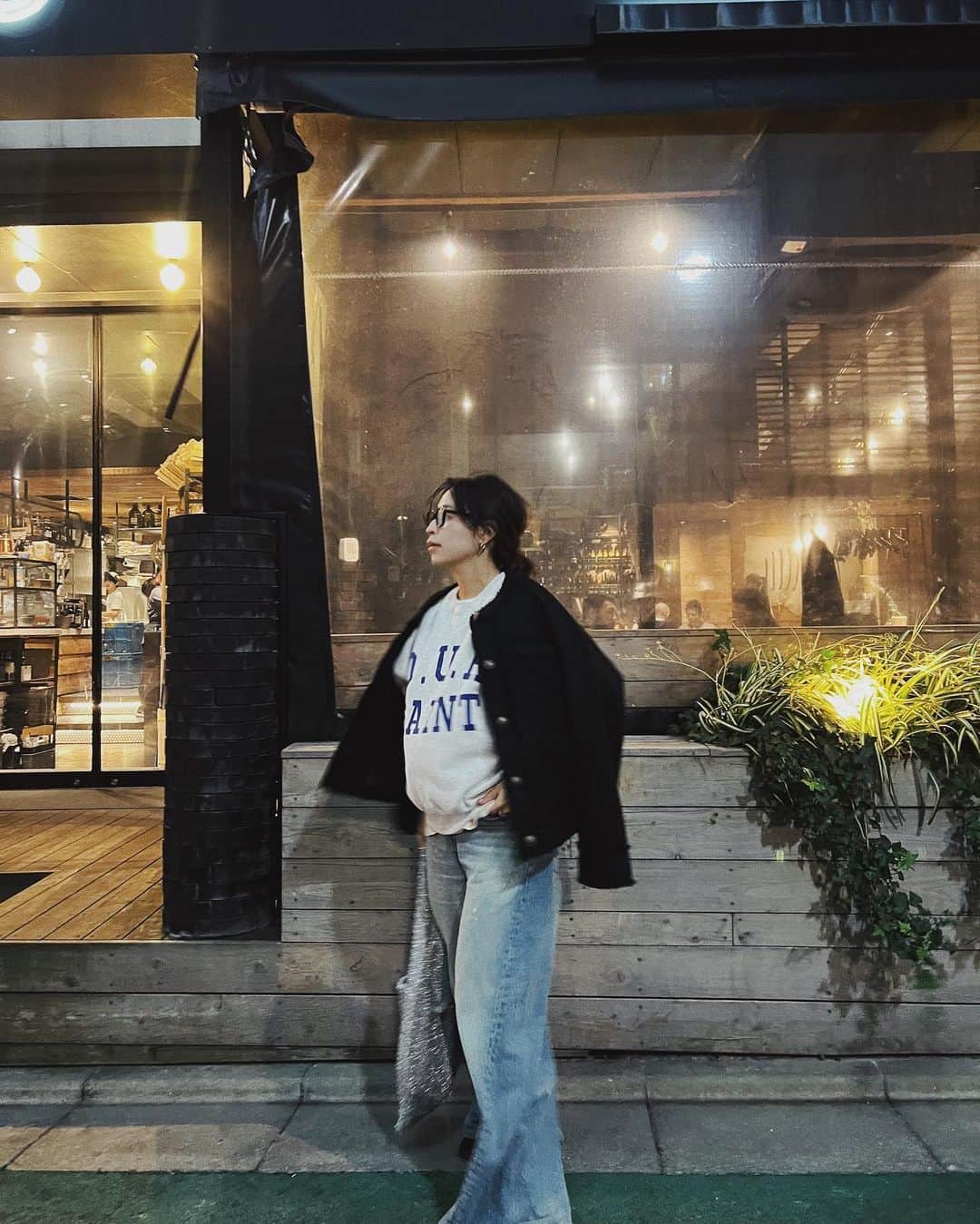 佐藤有里のインスタグラム：「. 昨日の#マタニティコーデ  ひっさしぶりにデニム👖を履いたら コレコレ〜🥺ってなった🩵 もちろんウエストは全開でヘアゴムで留めてる(笑) . . ロゴスウェットは @credona_official の新作！ こちらもツィードJK合わせしたくて購入✌️ 100%スキを詰め込んだスタイリング。 . . #ゆり_服」