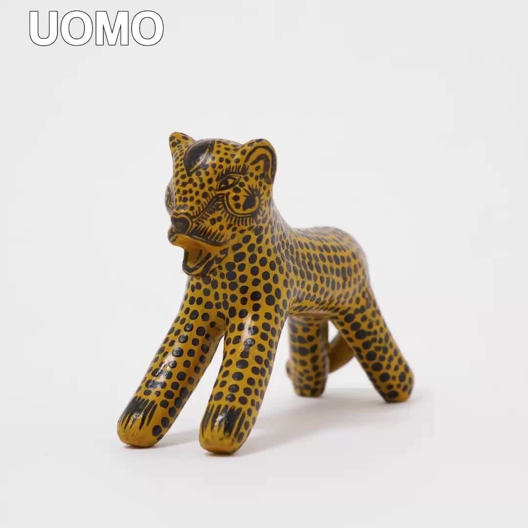 UOMOのインスタグラム：「エディター私物 メキシコ民芸品のジャガーの置き物  ご当地土産として、動物や架空の生物の置き物が好きです。特に海外のものは日本の民芸品にはない愛嬌があり、とても好きです。ただし、物理的になかなか手に入らないのが残念。  この夏、フォトグラファーの柏田テツヲさんが仕事でメキシコに行ったお土産として、このジャガーの置き物をくれた時にはテンションが上がりました。メキシコなんて自分ではなかなか行く機会がないですから。聞けば、現地ではジャガーは守り神のように扱われているらしく、この愛くるしいフォルムと表情を見ているとほっこりできるにもかかわらず、なんだか何者かを威嚇しているようで魔除けになってくれそうです。何よりこの温もりある手作り感がいい。  僕は自宅の玄関に置いていましたが、最近は編集部のデスクで過ごす時間が圧倒的に長いので、パソコン横のいつでも目に入る場所に改めて鎮座してもらいました。仕事で疲れても、なんだか叱咤激励してくれているようです。  UOMO編集 中野  #エディター私物 #民芸品 #uomo #uomo_magazine #webuomo」