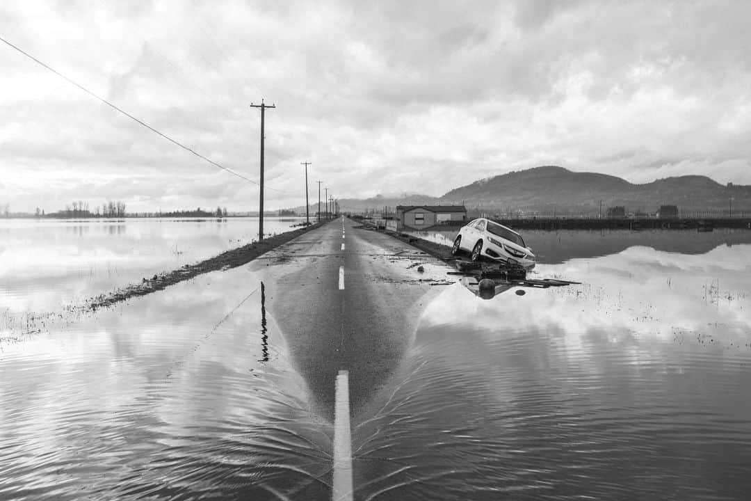 Magnum Photosさんのインスタグラム写真 - (Magnum PhotosInstagram)「@ziedbromdhane will feature in Shifting Landscapes, a new immersive, multi-sensory exhibition by @emergencemagazine, opening at @thebargehouse in London, UK, from December 1–10 🌍️⁠ ⁠ The interactive show presents work by nine artists, including Magnum photographer Zied Ben Romdhane's Desert, Fire, Flood, a series of powerful black-and-white images documenting the effects of human-caused climate change, from wildfires and sand-encroached villages in Tunisia to the devastating floods of 2021 in British Columbia, Canada. ⁠ ⁠ Featuring sensory installations, soundscapes, large-scale photographic works and film, Shifting Landscapes invites visitors to witness Earth's rapid transformations through sight, touch, sound and breath.⁠ ⁠ 🔗 Reserve your free ticket at the link in the @magnumphotos bio. ⁠ ⁠ PHOTOS (left to right):⁠ ⁠ (1) Masoud, 84 years old, was a nomad, then he settled in Es Sabria. Tunisia. 2018.⁠ ⁠ (2) Ress and his brother Morty return to their farm for the first time after their evacuation on November 17. Ress states: "Me and my brother Morty left Ontario because of the snow and the cold to come here for 14 years, and now it's the floods destroying all of our land and property, where can we go now?” Arnold, Abbotsford, British Columbia. Canada. 2021.⁠ ⁠ (3) More than ten days after the first wave of flooding, a large part of Arnold remains underwater. Arnold, Abbotsford, British Columbia, Canada. 2021.⁠ ⁠ (4) Wildfires in Fernanah. Jendouba Governorate, Fernanah, Tunisia. 2021. ⁠ ⁠ © @ziedbromdhane / Magnum Photos」11月29日 21時01分 - magnumphotos