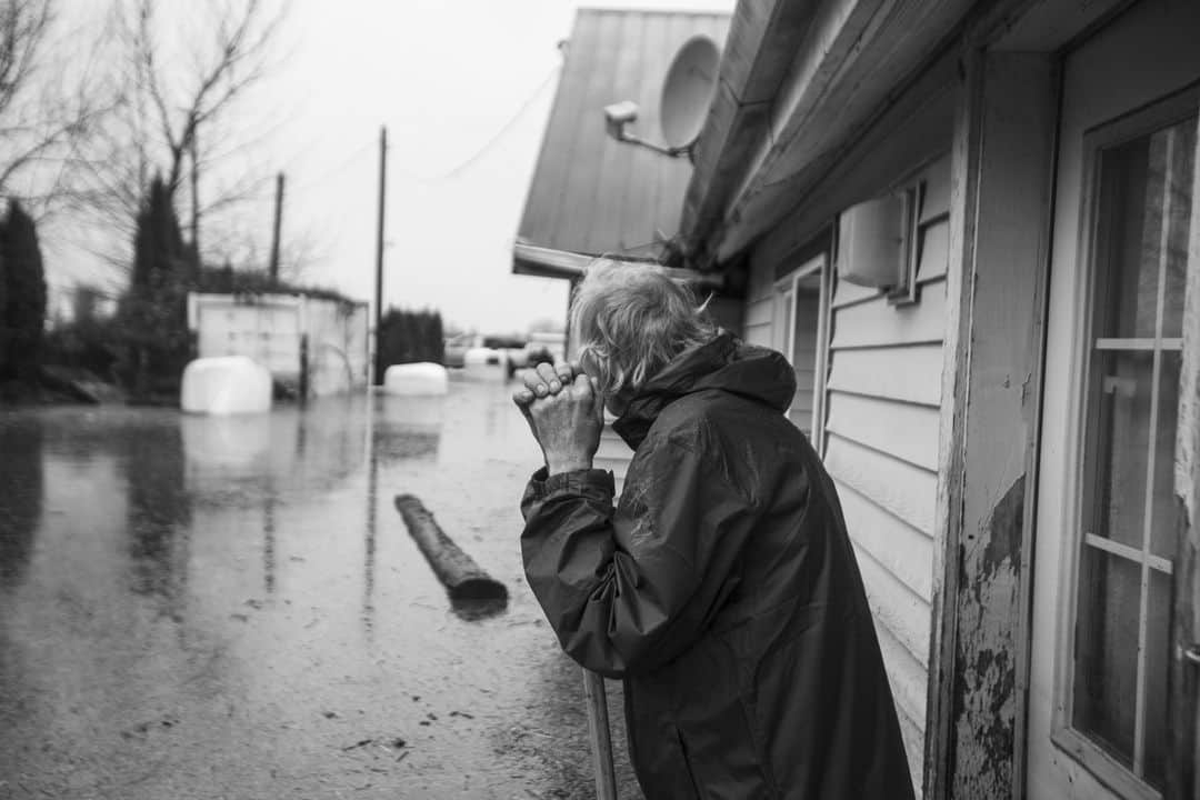 Magnum Photosさんのインスタグラム写真 - (Magnum PhotosInstagram)「@ziedbromdhane will feature in Shifting Landscapes, a new immersive, multi-sensory exhibition by @emergencemagazine, opening at @thebargehouse in London, UK, from December 1–10 🌍️⁠ ⁠ The interactive show presents work by nine artists, including Magnum photographer Zied Ben Romdhane's Desert, Fire, Flood, a series of powerful black-and-white images documenting the effects of human-caused climate change, from wildfires and sand-encroached villages in Tunisia to the devastating floods of 2021 in British Columbia, Canada. ⁠ ⁠ Featuring sensory installations, soundscapes, large-scale photographic works and film, Shifting Landscapes invites visitors to witness Earth's rapid transformations through sight, touch, sound and breath.⁠ ⁠ 🔗 Reserve your free ticket at the link in the @magnumphotos bio. ⁠ ⁠ PHOTOS (left to right):⁠ ⁠ (1) Masoud, 84 years old, was a nomad, then he settled in Es Sabria. Tunisia. 2018.⁠ ⁠ (2) Ress and his brother Morty return to their farm for the first time after their evacuation on November 17. Ress states: "Me and my brother Morty left Ontario because of the snow and the cold to come here for 14 years, and now it's the floods destroying all of our land and property, where can we go now?” Arnold, Abbotsford, British Columbia. Canada. 2021.⁠ ⁠ (3) More than ten days after the first wave of flooding, a large part of Arnold remains underwater. Arnold, Abbotsford, British Columbia, Canada. 2021.⁠ ⁠ (4) Wildfires in Fernanah. Jendouba Governorate, Fernanah, Tunisia. 2021. ⁠ ⁠ © @ziedbromdhane / Magnum Photos」11月29日 21時01分 - magnumphotos