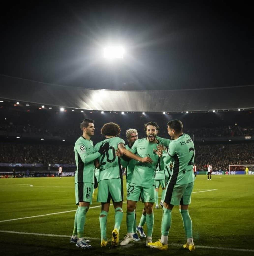 アルバロ・モラタさんのインスタグラム写真 - (アルバロ・モラタInstagram)「¡Estamos en octavos de la @championsleague! 🌟 Gracias infinitas a todos los desplazados.  Aúpa Atleti!! 🔴⚪️ #UCL」11月29日 21時01分 - alvaromorata