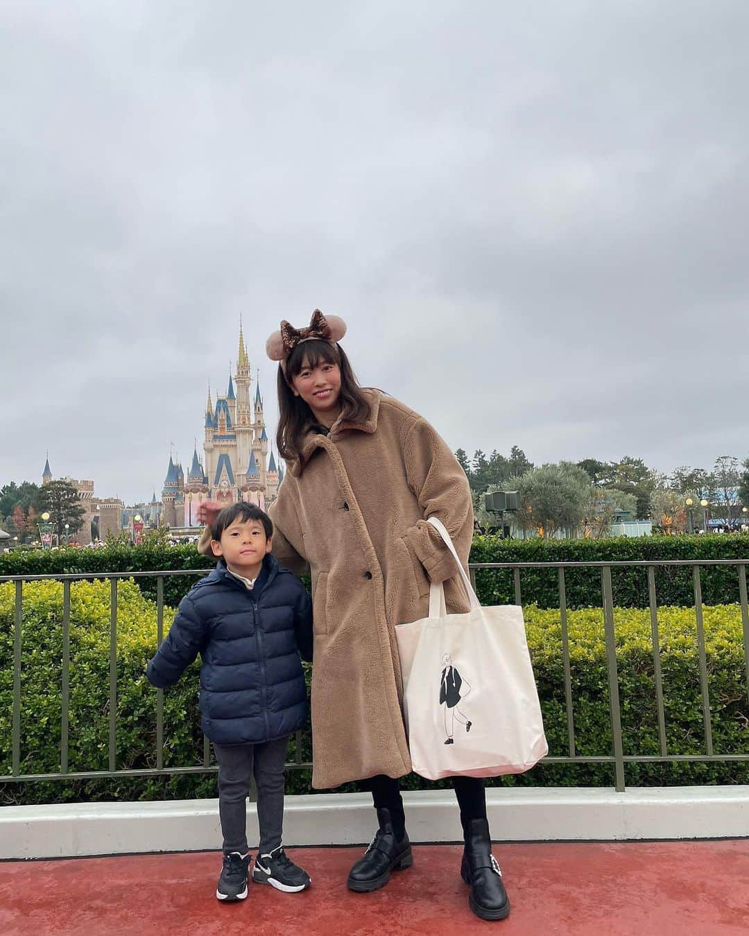 kumamoto_kaoruのインスタグラム：「娘念願のクリスマスディズニー🎅🏻🎄 息子は身長が100cmを越えたので、ジェットコースターデビュー。 食べてキラキラ景色を堪能して、たまにアトラクションに乗って、また食べて。 いつも以上に子どもたちが笑顔で、私もここ最近で1番笑って楽しかった☺️  #ディズニーランド #tokyodisneyland #xmas #クリスマスディズニー」