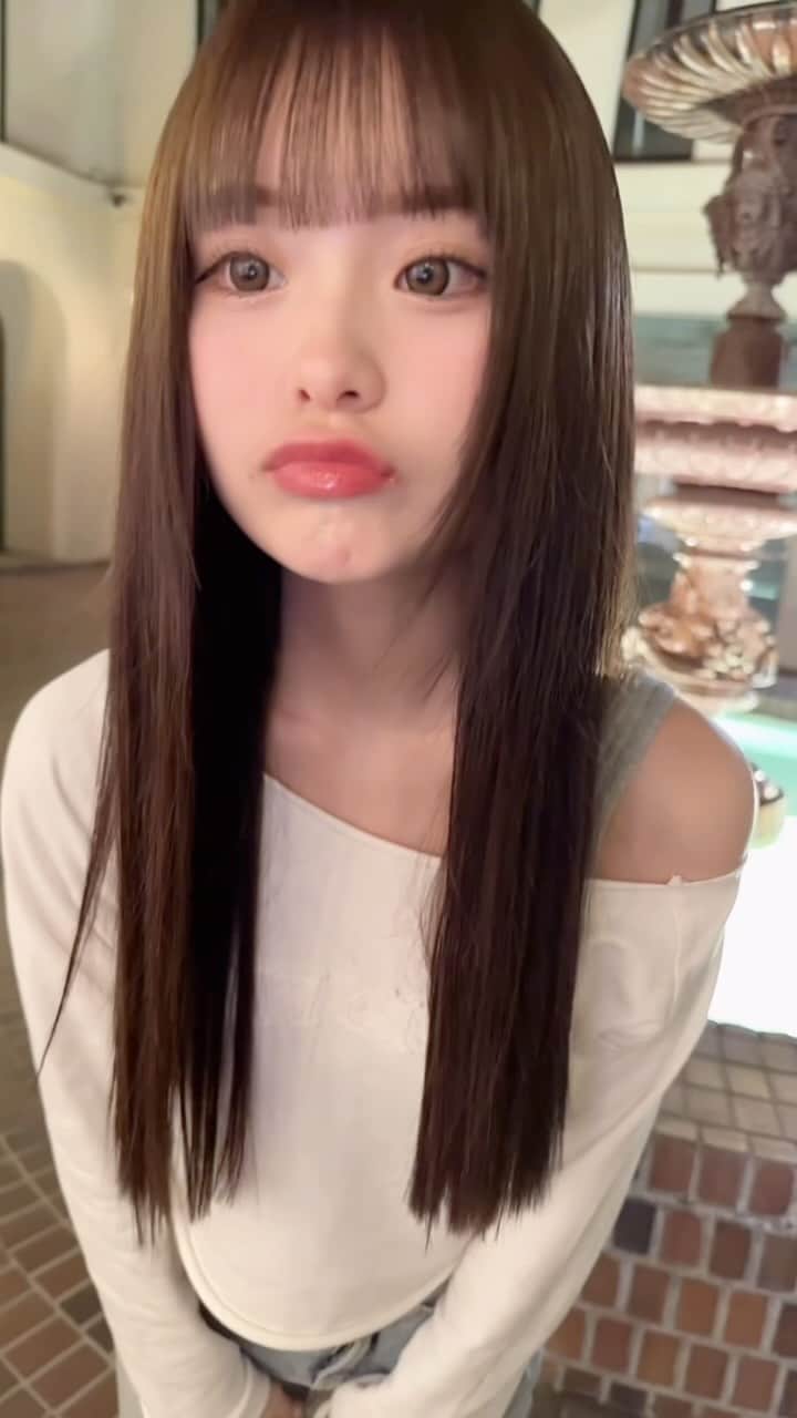 ウキタのインスタグラム：「かわいい！と思ったらコメントしてね✨ ˗˗˗˗˗˗˗˗˗˗˗˗˗˗˗˗˗˗˗˗˗˗˗˗˗˗˗˗˗˗˗˗˗˗˗˗˗˗ ⁡ ⁡ ⁡ ⁡ 【桜ちゃんロングエクステ✨】 ⁡ ⁡ ⁡ 有名人も使う ヘアオイル、シャンプー、トリートメント好評発売中！ ⁡ ウキタ本ご予約受付中！ ⁡ エクステのご予約はDMからお願いいたします！ ⁡ ⁡ ⁡ ⁡ ◌ @ukita_bob  ⁡ ご質問はコメント欄にお願いします！ ⁡ ⁡ ⁡ ⁡ ˗˗˗˗˗˗˗˗˗˗˗˗˗˗˗˗˗˗˗˗˗˗˗˗˗˗˗˗˗˗˗˗˗˗˗˗˗˗ ⁡ ⁡ ◌ 料金 ◌ ・カット ¥8,800 ・カット 𓂃 トリートメント ¥12,000 ・カット 𓂃 カラー ¥16,000 ・カット 𓂃 カラー 𓂃 トリートメント ¥19,000 ・インナーエクステ ¥10,000 ・ロングエクステ ¥¥30,000 ⁡ ⁡ ⁡ 𓂃 よくあるご質問 𓂃 ⁡ ⁡ Q . 予約はどうしたらいいですか？ ⁡ ✎ プロフィールのURLからお待ちしております。 ⁡ ⁡ Q . 場所はどちらですか？ ⁡ ✎  DX SHARE SALON 東京都渋谷区神宮前1-9-8 KI-438ビル 1F-A 【原宿駅、明治神宮前駅から徒歩4分】 ⁡ ⁡ Q . 投稿に若い子しか載っていないですが、 私の年齢でも大丈夫ですか？ ⁡ ✎ もちろん大丈夫です。 僕のお客様は現在【7歳(小学2年生)〜61歳】の方が ご来店してくださっております。 女性は全員可愛くします。 ⁡ ⁡ Q . どんな美容師？ ⁡ ✎ 施術中は喋りすぎず喋らなすぎず 絶妙なリラックスラインを狙います。 ⁡ カットは【ボブ】【ショートボブ】が好きですが、 ミディアム、ロングも好きです。 ⁡ カラーはブリーチをしなくても 【透明感】【くすみ感】が出るところを こだわっています。 ⁡ ⁡ ⁡ 𓂃 #ロングヘア #エクステ #ヘアスタイル」