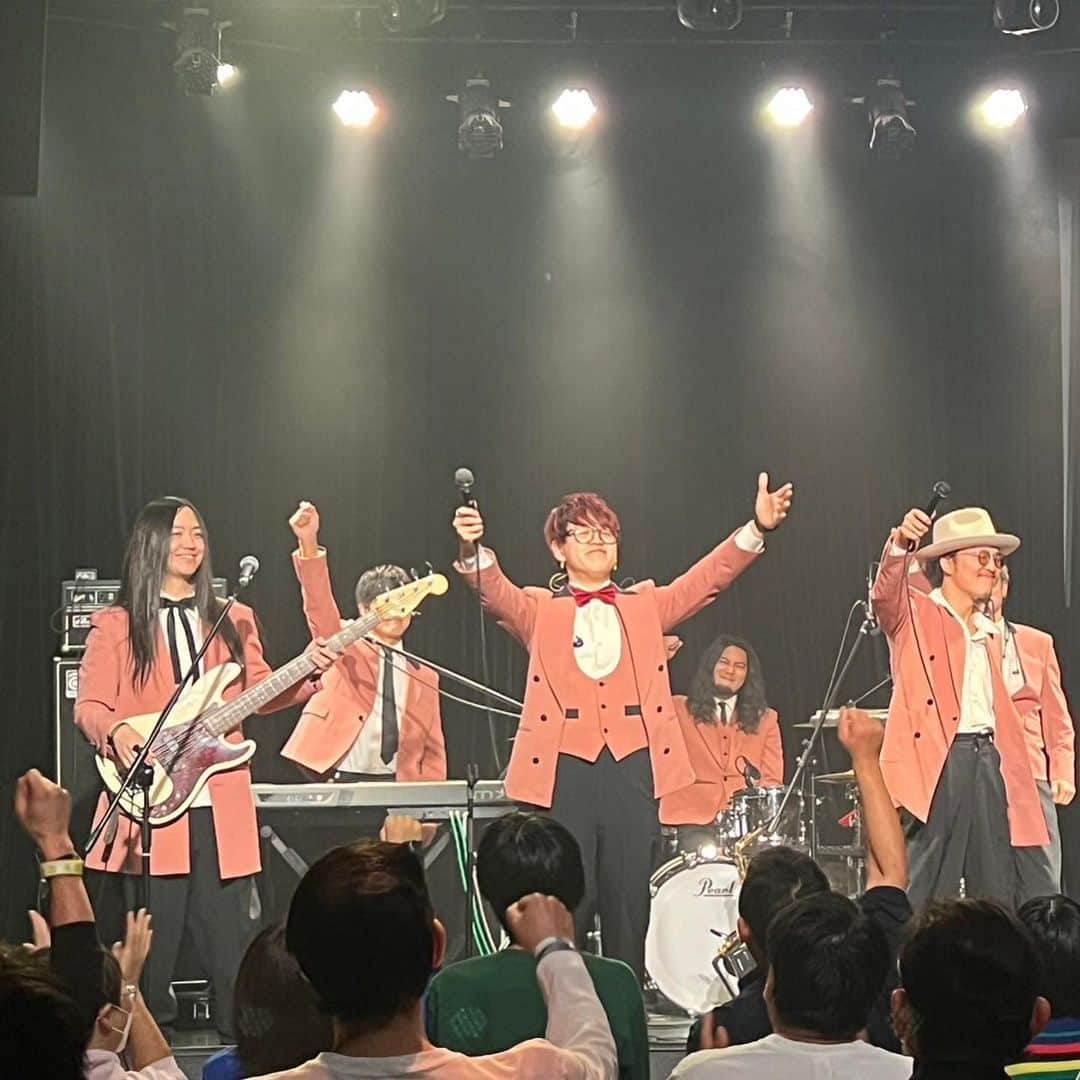 ウルトラ寿司ふぁいやーさんのインスタグラム写真 - (ウルトラ寿司ふぁいやーInstagram)「まじくんです。  ラストランプpresents. 『POP OUT!!vol.10』 、すごい熱量のイベントでした。そして文稀ちゃん、誕生日おめでとうございました。  数年前、文稀ちゃんのソロ活動のサポートをしていた時からの付き合いで今こうしてラストランプで共演させていただく運びとなり、とても感慨深かったです。これからもお互いに頑張りましょう！  ありがとうございました！！  🍣────────────────┐ “誰がいつ見ても楽C”ライブをお届け！ 7人組 エンタメバンド #ウル寿司 12/23ワンマンライブします👀 → @ultra_sushistagram  └────────────────🔥  #ウルトラ寿司ふぁいやー #ウル寿司 #エンターテインメント #ドンキホーテ #ドレコード #ultrasushifire #アカペラ #六本木ライブ #セカンドシングル #ラストランプ #popout」11月29日 21時10分 - ultra_sushistagram