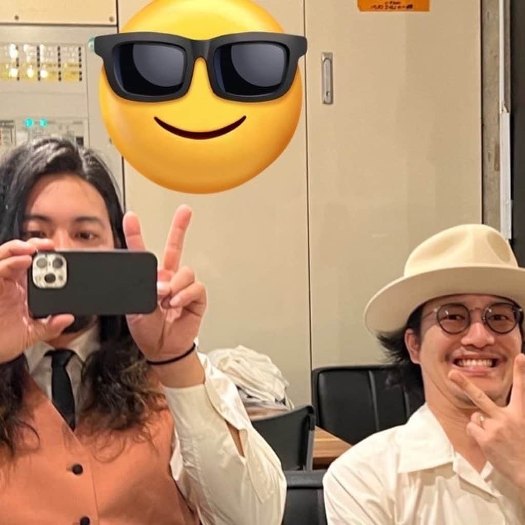 ウルトラ寿司ふぁいやーさんのインスタグラム写真 - (ウルトラ寿司ふぁいやーInstagram)「まじくんです。  ラストランプpresents. 『POP OUT!!vol.10』 、すごい熱量のイベントでした。そして文稀ちゃん、誕生日おめでとうございました。  数年前、文稀ちゃんのソロ活動のサポートをしていた時からの付き合いで今こうしてラストランプで共演させていただく運びとなり、とても感慨深かったです。これからもお互いに頑張りましょう！  ありがとうございました！！  🍣────────────────┐ “誰がいつ見ても楽C”ライブをお届け！ 7人組 エンタメバンド #ウル寿司 12/23ワンマンライブします👀 → @ultra_sushistagram  └────────────────🔥  #ウルトラ寿司ふぁいやー #ウル寿司 #エンターテインメント #ドンキホーテ #ドレコード #ultrasushifire #アカペラ #六本木ライブ #セカンドシングル #ラストランプ #popout」11月29日 21時10分 - ultra_sushistagram