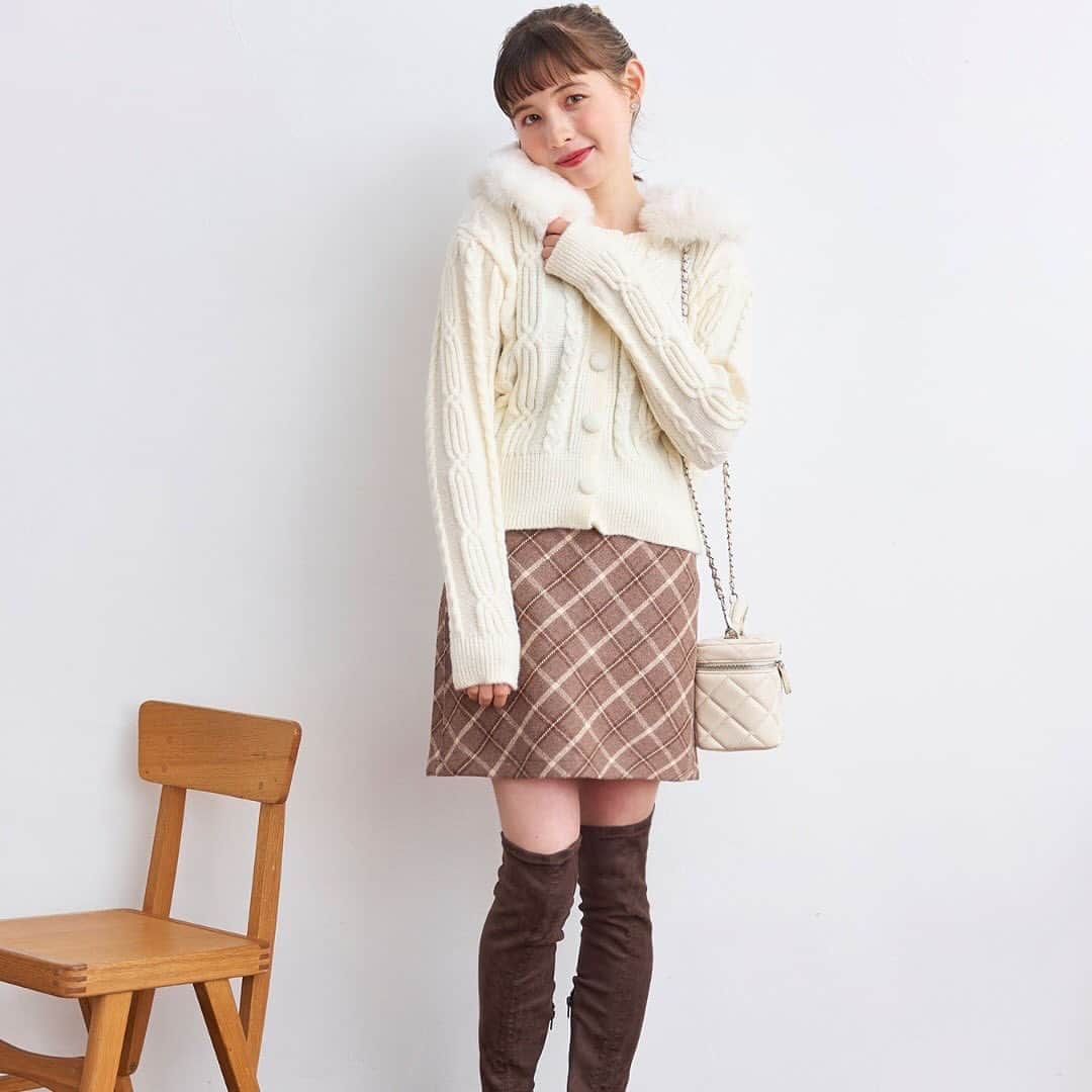 ティティ&コーさんのインスタグラム写真 - (ティティ&コーInstagram)「432310129フードリブニットワンピース 432107135ショートシャギークルーニットトプス 432310138ビックリボンショルダーオープンニットワンピース ★★432310132ケーブルリブニットワンピース ★★432107142ダブルパールニットプルオーバー 132107143衿ファーケーブルニット ★432107145リブハイネックニットトップス New arrival🤍 本日の新商品をご紹介！  ・ケーブルリブニットワンピース ¥5,940 ・ダブルパールニットプルオーバー ¥5,940 ・リブハイネックニットトップス ¥3,300 ・衿ファーケーブルニット ¥5,940 ・ビックリボンショルダーオープンニットワンピース ¥6,930 ・ショートシャギークルーニットトプス ¥4,950 ・フードリブニットワンピース ¥6,930  #tittyandco #tittyandcopetit #ガーリー#ガーリーコーデ #ワンピース #ワンピ #ニット#ニットワンピース#newarrival# #ビジュー #冬コーデ  #ootd #量産型 #量産型コーデ #フレンチガーリー #参戦服 #参戦服コーデ #アイドル #アイドル衣装 #アイドルコーデ #骨格ウェーブ #骨格ストレート #骨格ナチュラル」11月29日 21時11分 - tittyandco_com