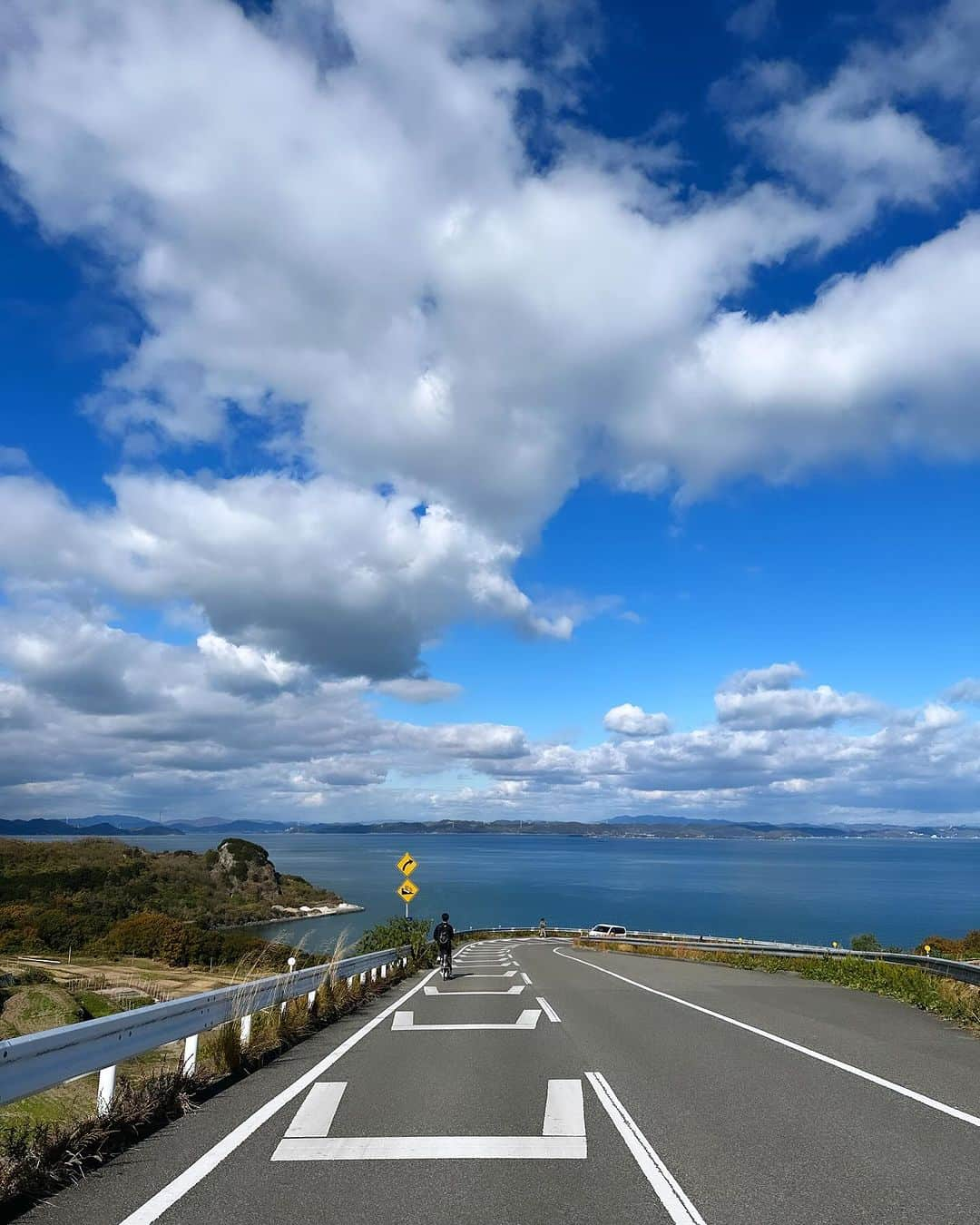 黒澤かなえさんのインスタグラム写真 - (黒澤かなえInstagram)「豊島美術館  次元の違う空間で なにかに包み守られてるような 言葉にできない不思議な感覚🪽☁️  外から見た形が ポイポイカプセルみたい🪐と 発想がドラゴンボールな我が家。  そしてこの景色が見たかった〜 島を感じた🌊🌊🌊  11月ももう終わるのに咲いてた向日葵 無人のみかん販売所も。  夜の宿から見えた夜空は星が近くて絶景。 この貸切だったこのお宿は3人じゃ勿体なかった。 いつか友人たちとまたみんなで来たいな〜！  ．  #豊島美術館 #母型 #心臓音のアーカイブ #みかん畑 #作品 #直島#豊島#島旅 #貸切一軒家」11月29日 21時03分 - k_kana